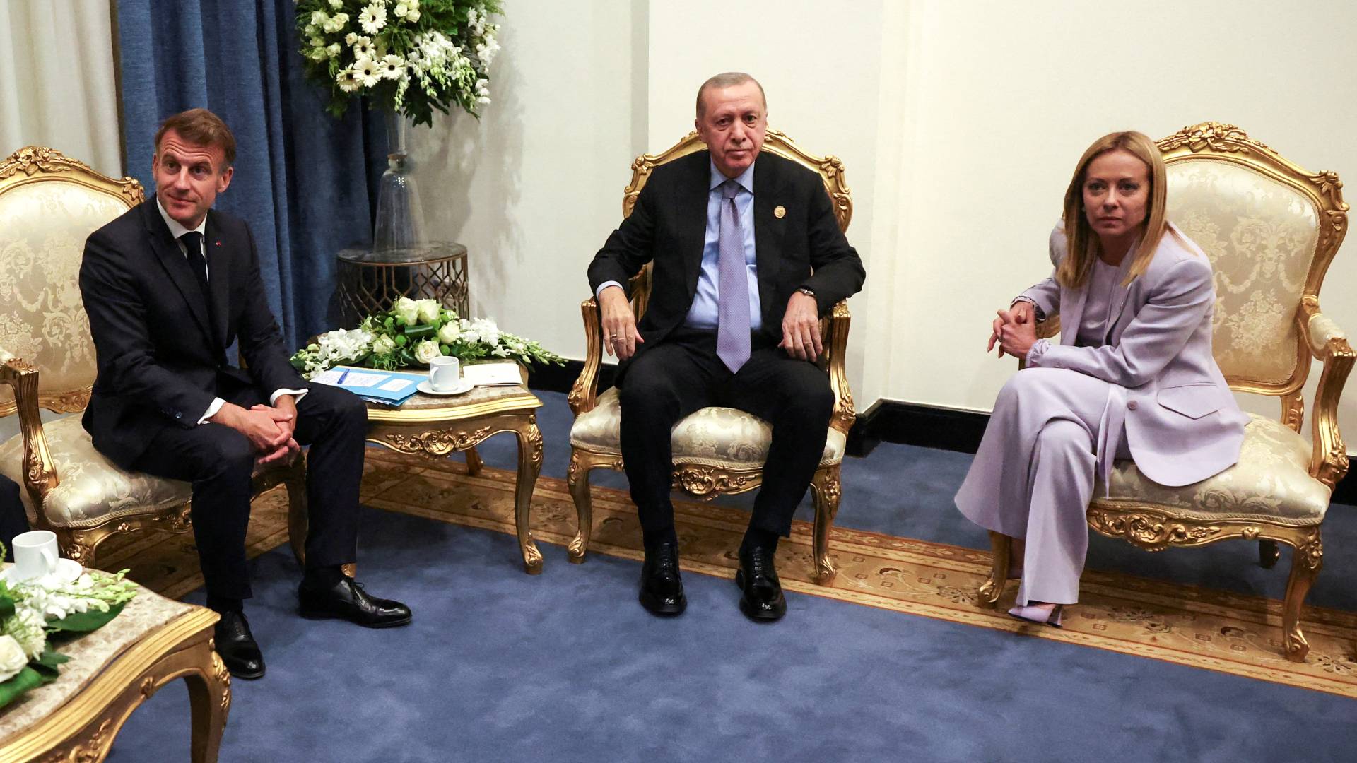 بعيدا عن السياسة.. أردوغان يمازح ميلوني في شرم الشيخ: "تبدين رائعة.. لكن عليك ترك التدخين!".. فيديو