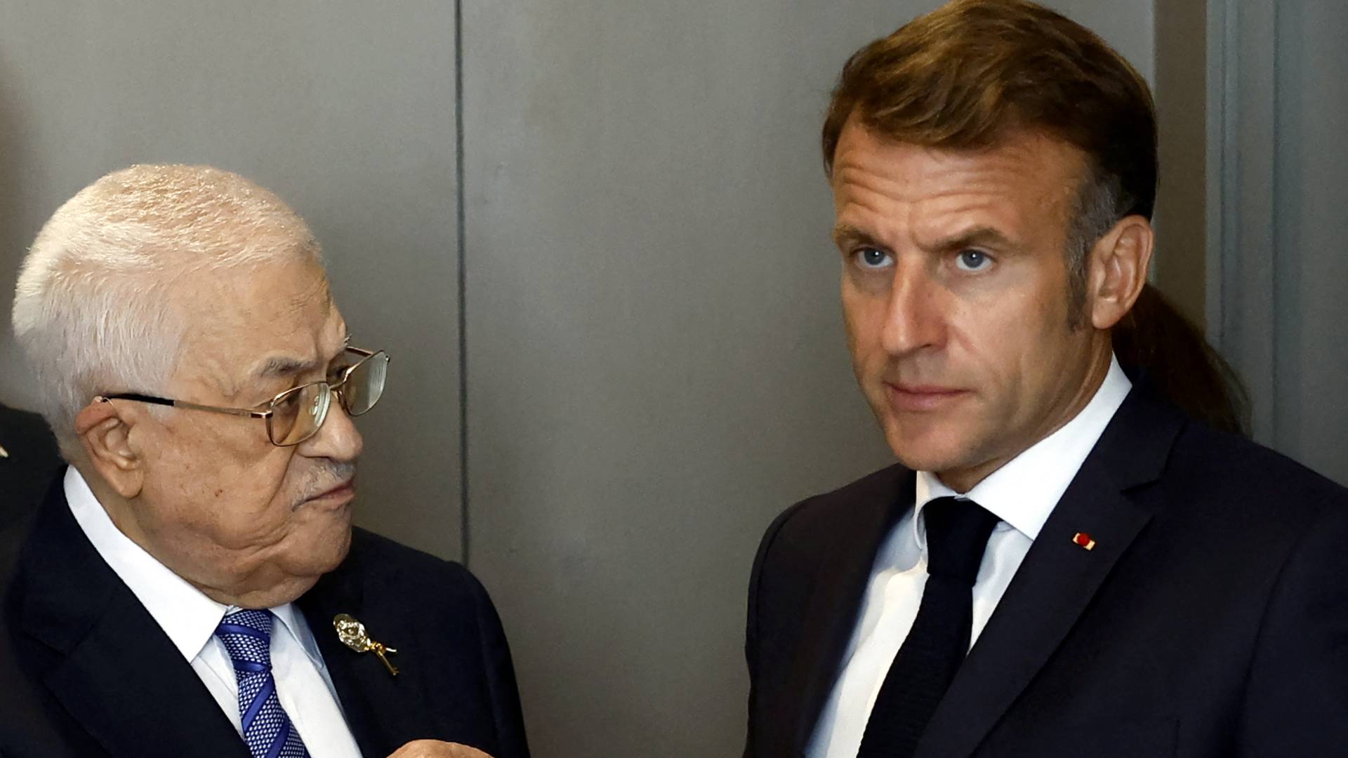 الرئيس الفلسطيني محمود عباس والرئيس الفرنسي ايمانويل ماكرون