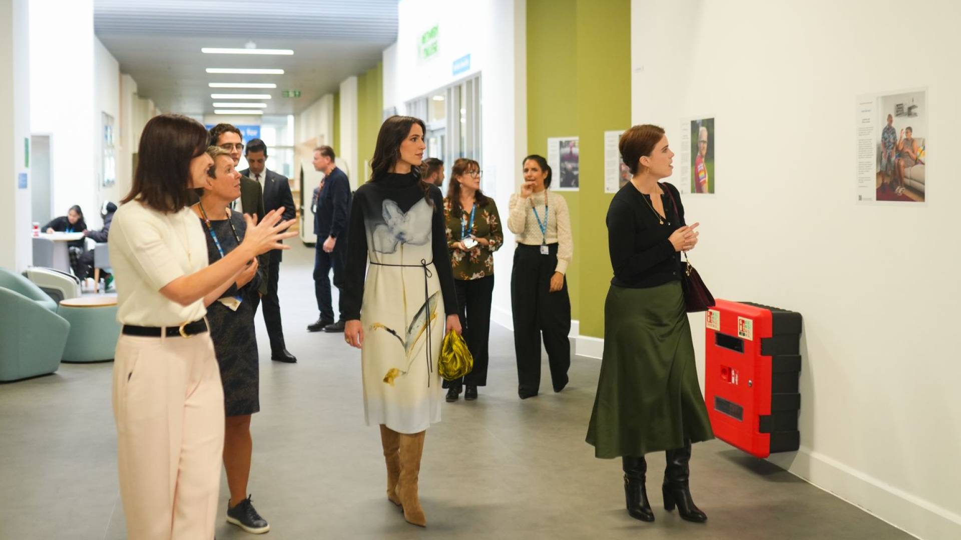 الأميرة رجوة تطلع على أعمال فنية بمستشفى جامعة "سبرينغ فيلد" للصحة النفسية في لندن