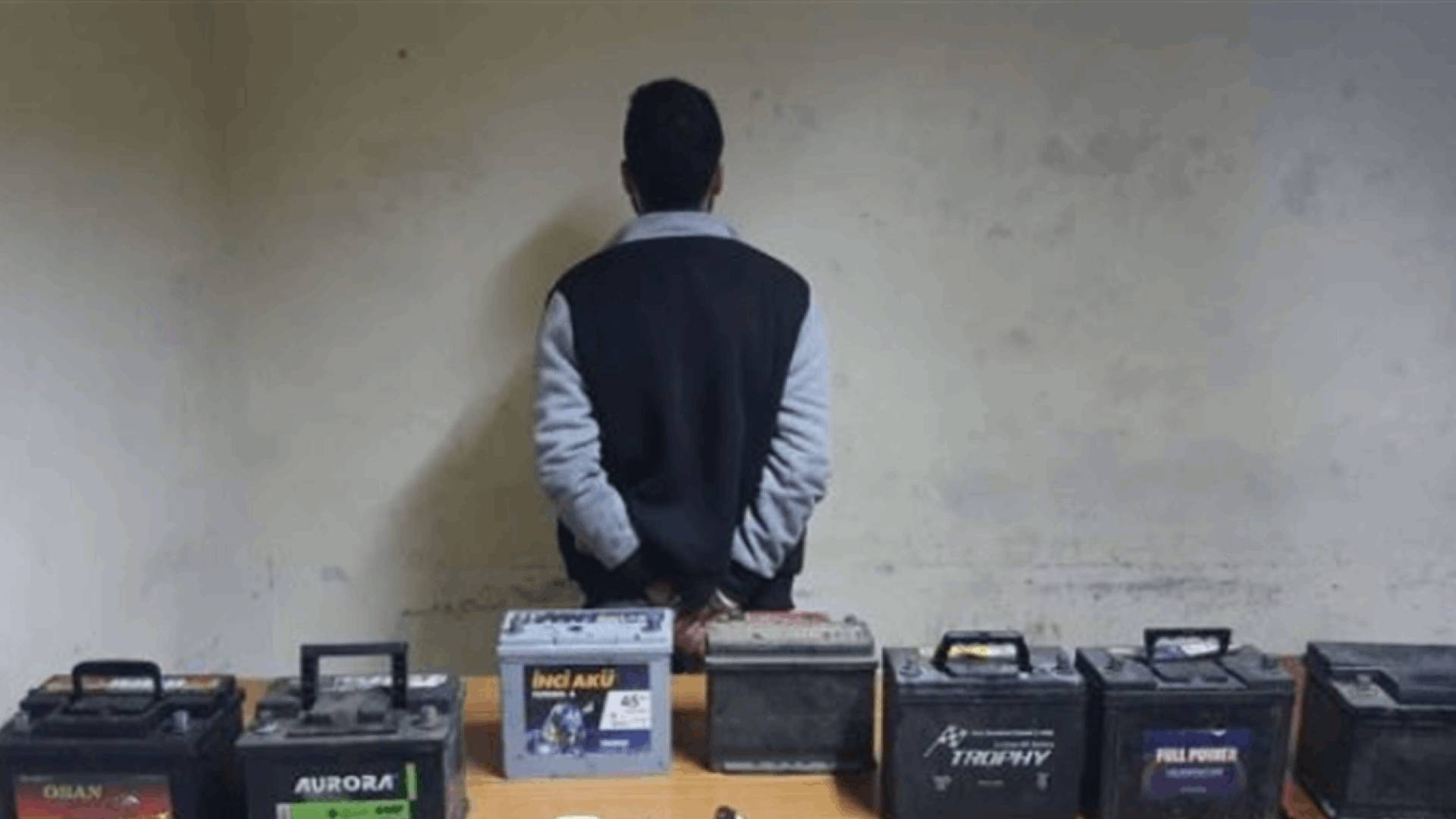 سارق بطاريات سيارات