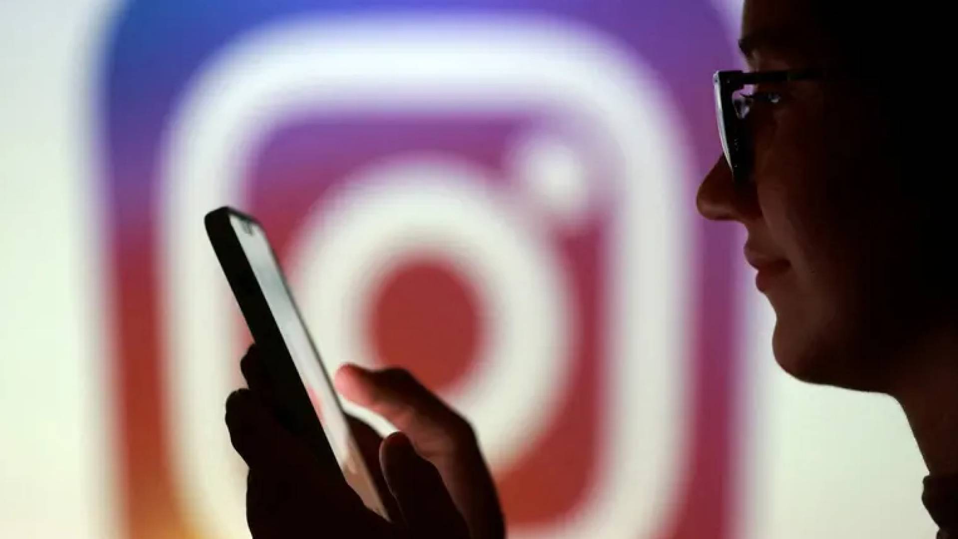 فتاة تتصفح موقع الانستغرام.. ارشيفية