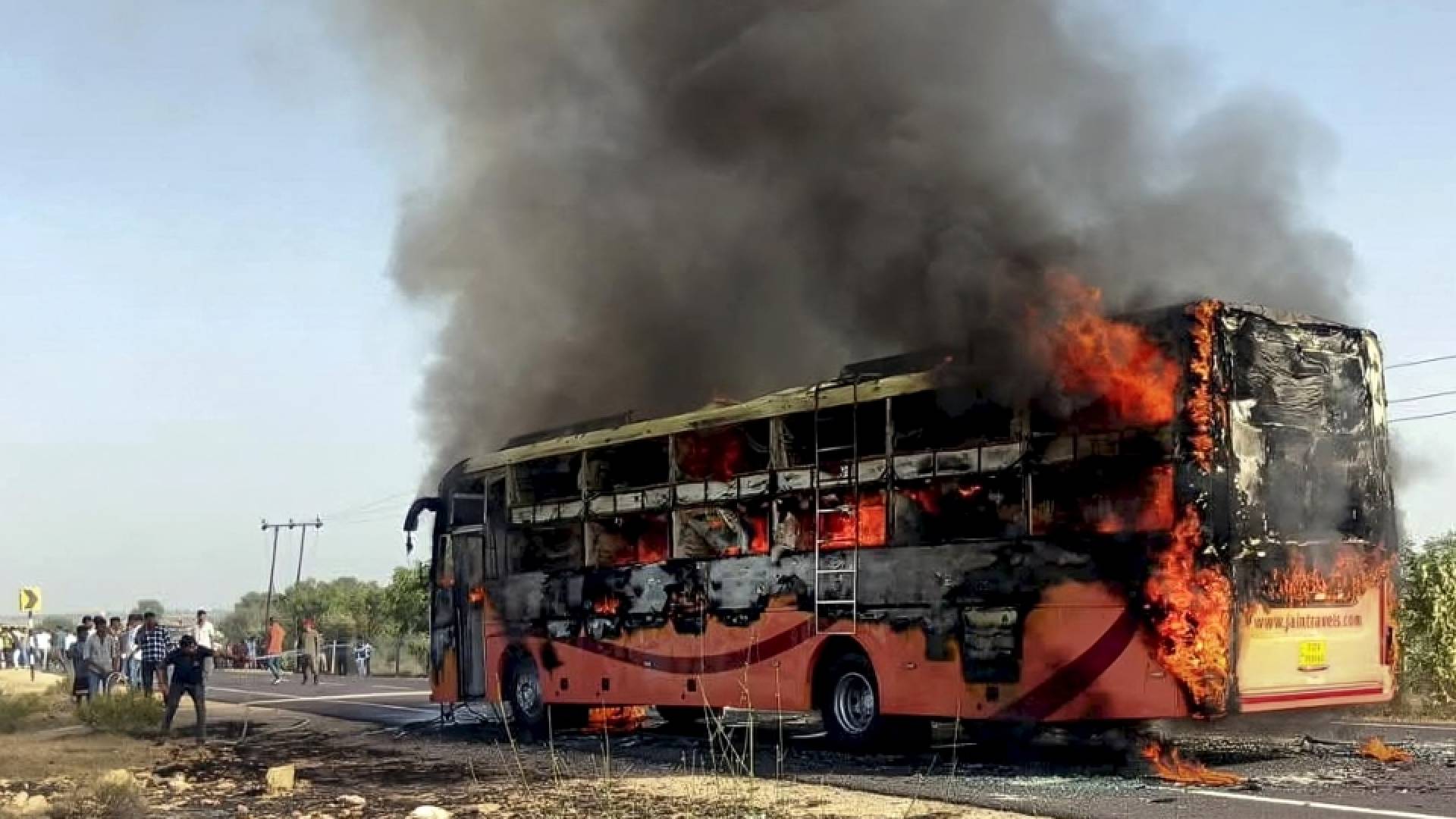 اندلع حريق في حافلة كانت تسافر من جايسالمر إلى جودبور بالقرب من قرية "ثايات" في مقاطعة جايسالمر بولاية راجستان