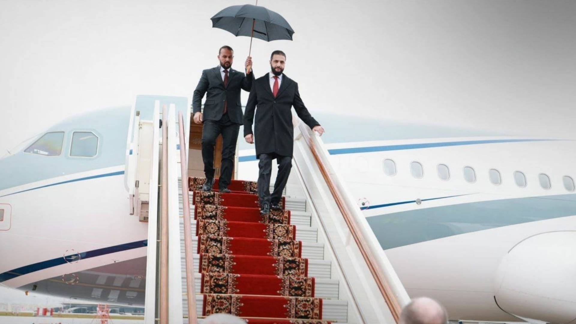 لحظة وصول الشرع والوفد المرافق له إلى روسيا في زيارة رسمية لإجراء مباحثات مع بوتين