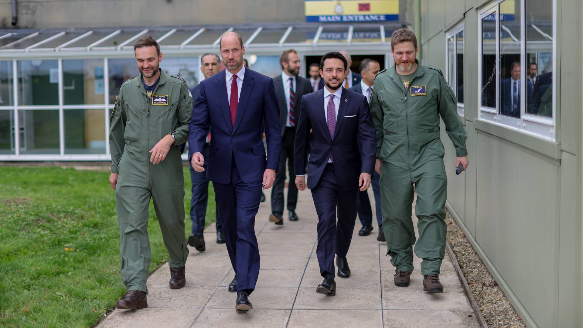 ولي العهد وأمير ويلز يزوران قاعدة بنسون الجوية الملكية في بريطانيا.. صور