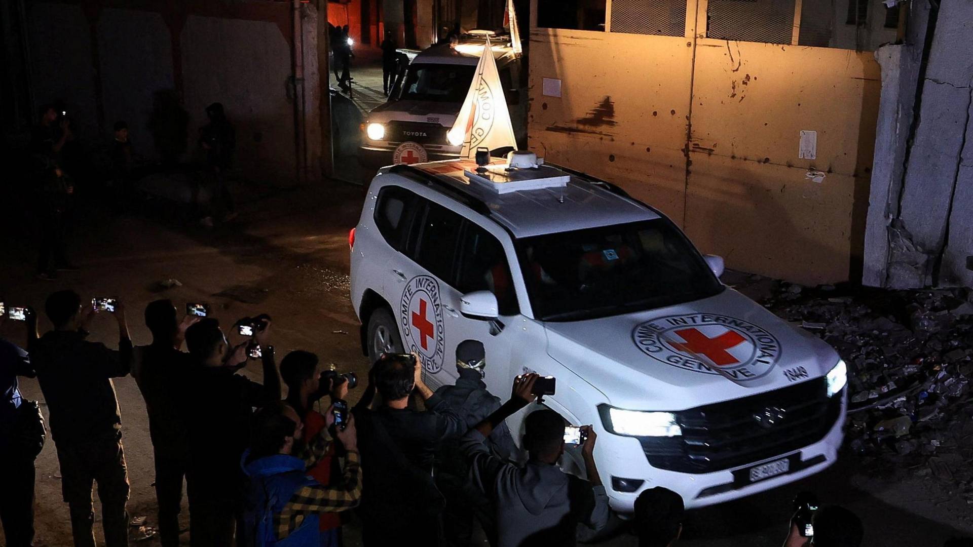 الصليب الأحمر يتسلم جثث محتجزين