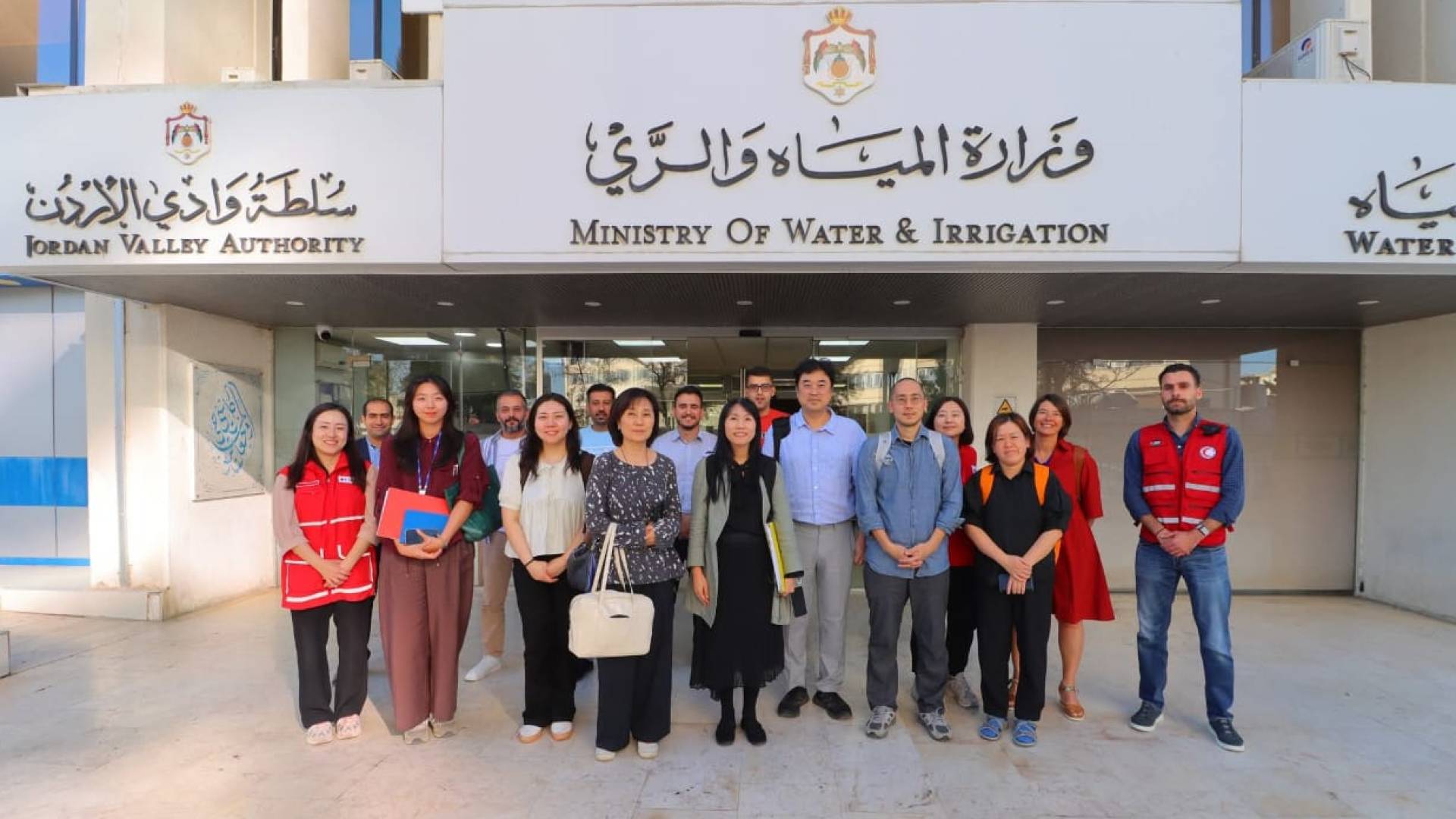 وفد من "كويكا" يبحث مشروع "السلام والمياه" مع وزارة المياه والهلال الأحمر