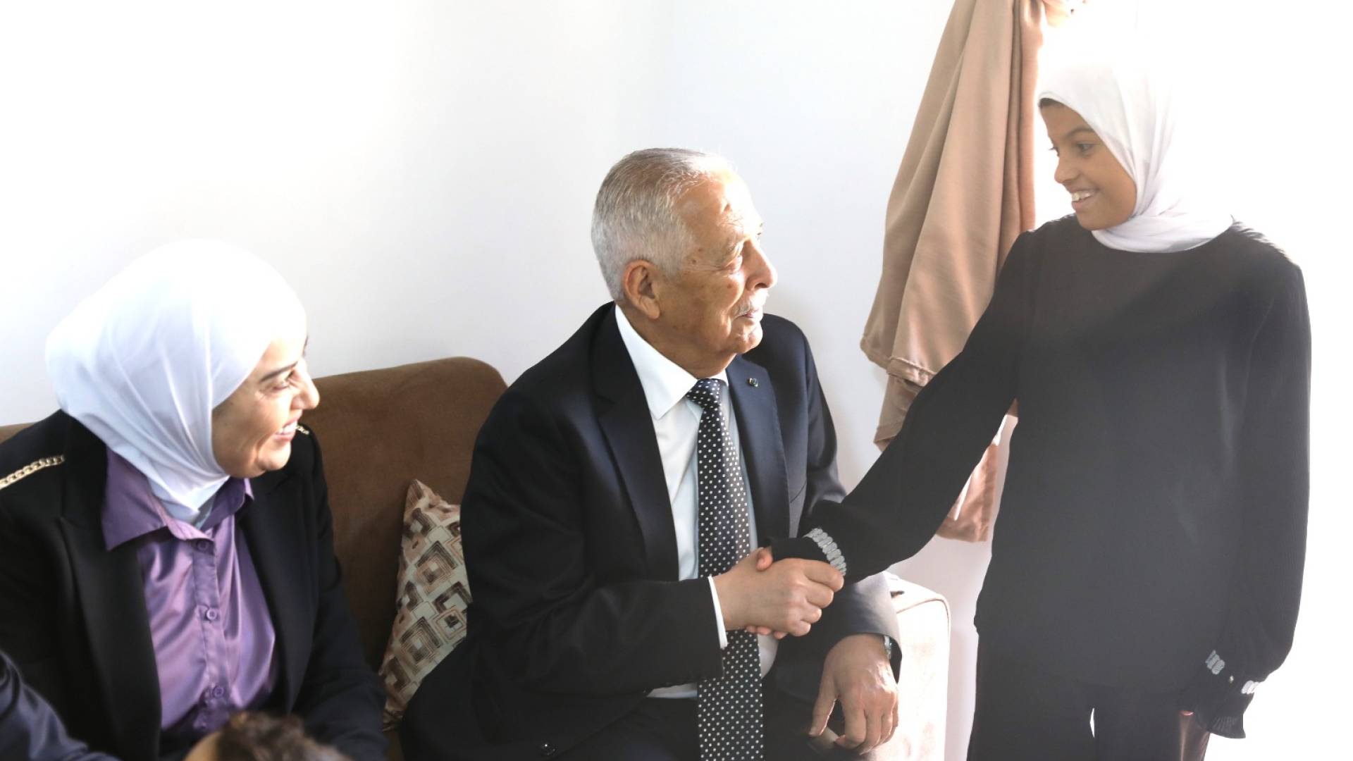 تسليم 10 شقق سكنية للأسر العفيفة في أبو علندا ضمن مبادرة مساكن الأسر العفيفة