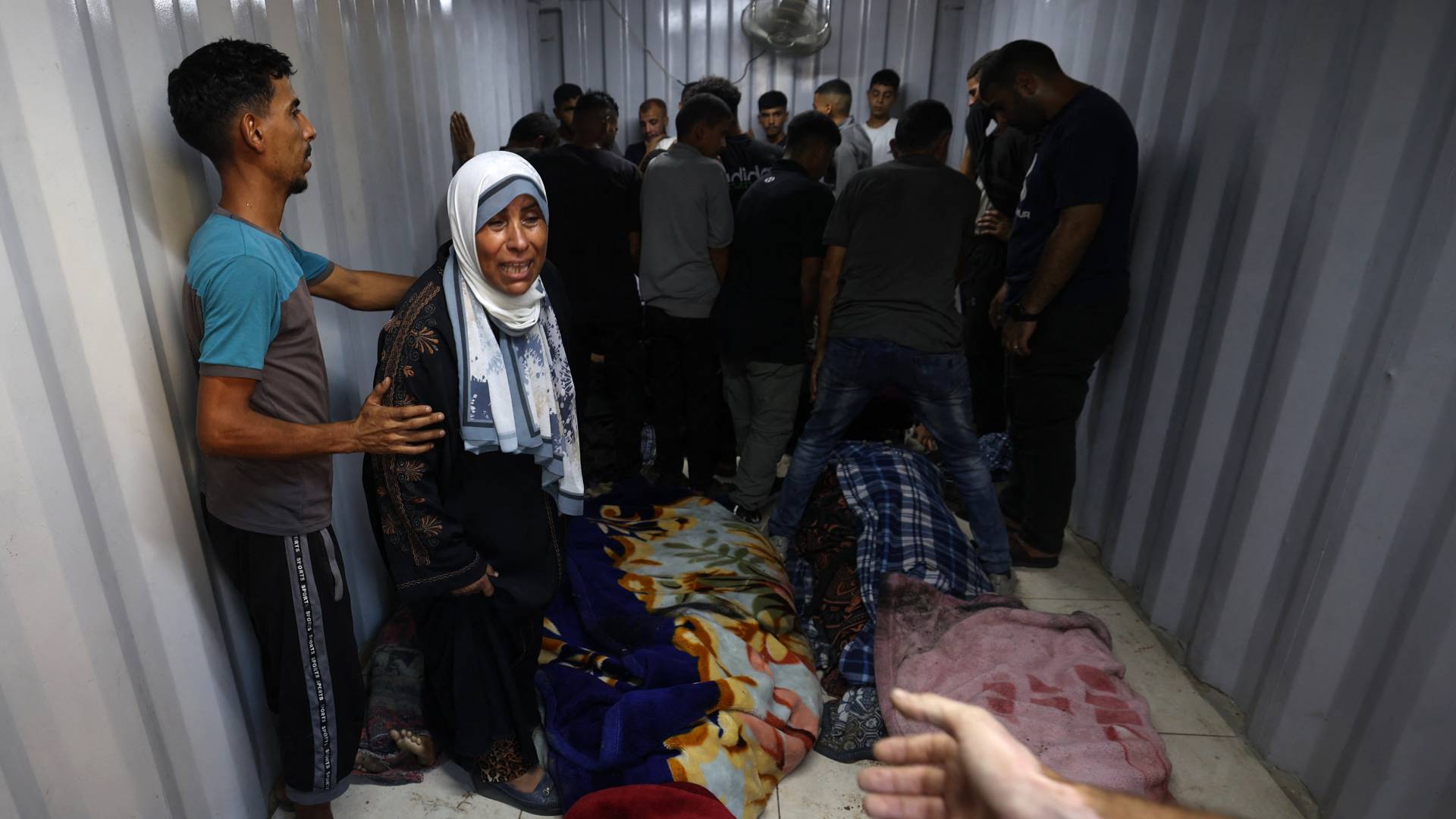 فلسطينيون يتعرفون على جثامين اقاربهم في ثلاجة للموتى