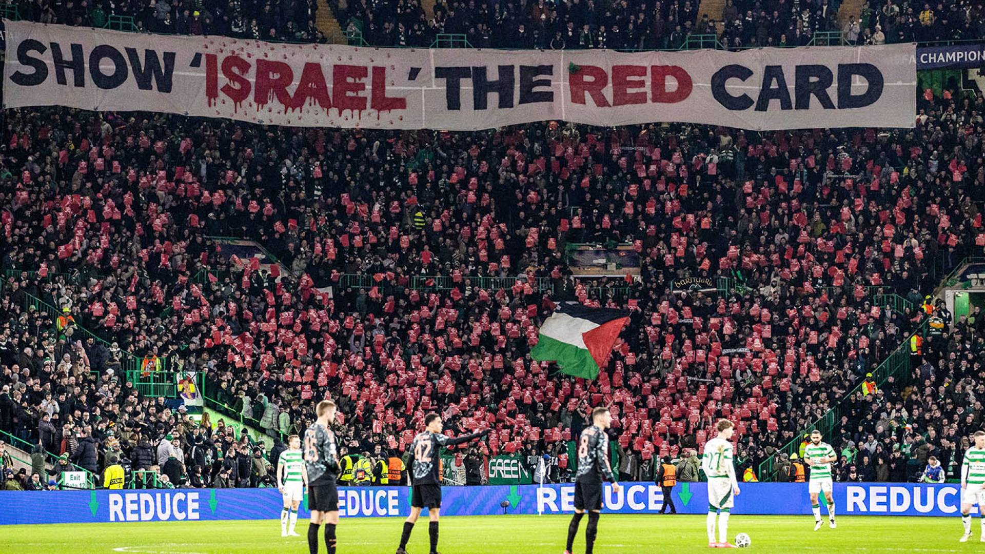 جماهير ترفع لوحات لحظر الاحتلال