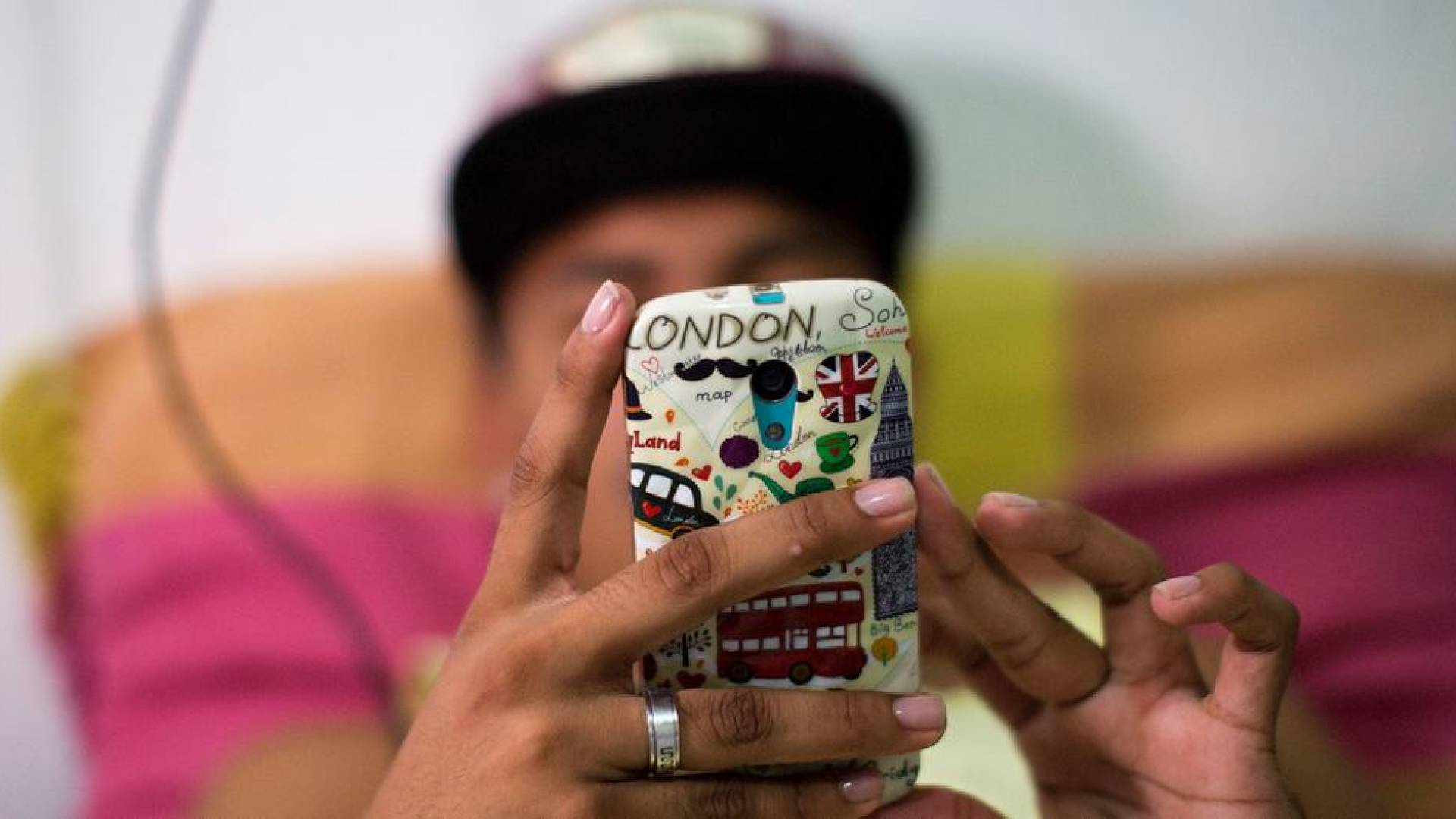 تفاصيل صادمة تكشفها الداخلية المصرية: شبكة تستقطب الشباب عبر التطبيقات بارتداء ملابس نسائية