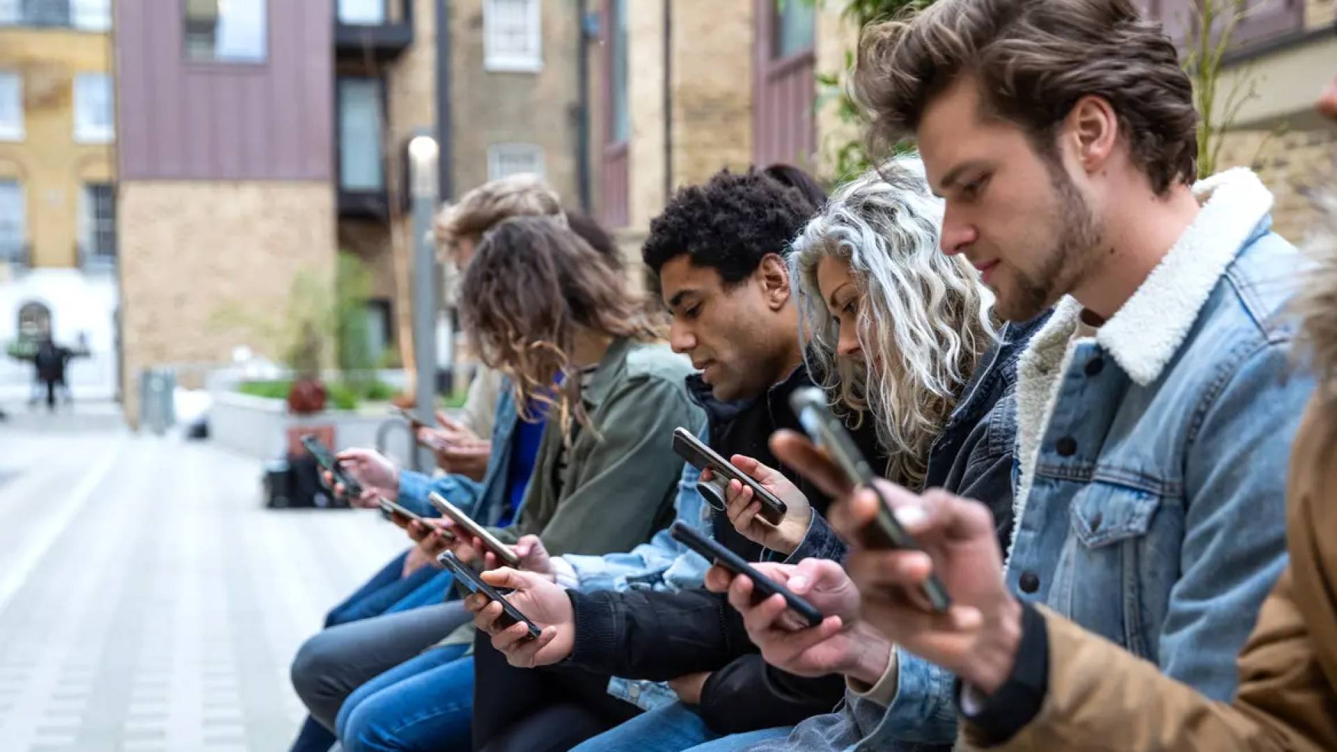 "فوبيا الهاتف".. لماذا يتجنب الجيل "زد" الرد على المكالمات الهاتفية؟