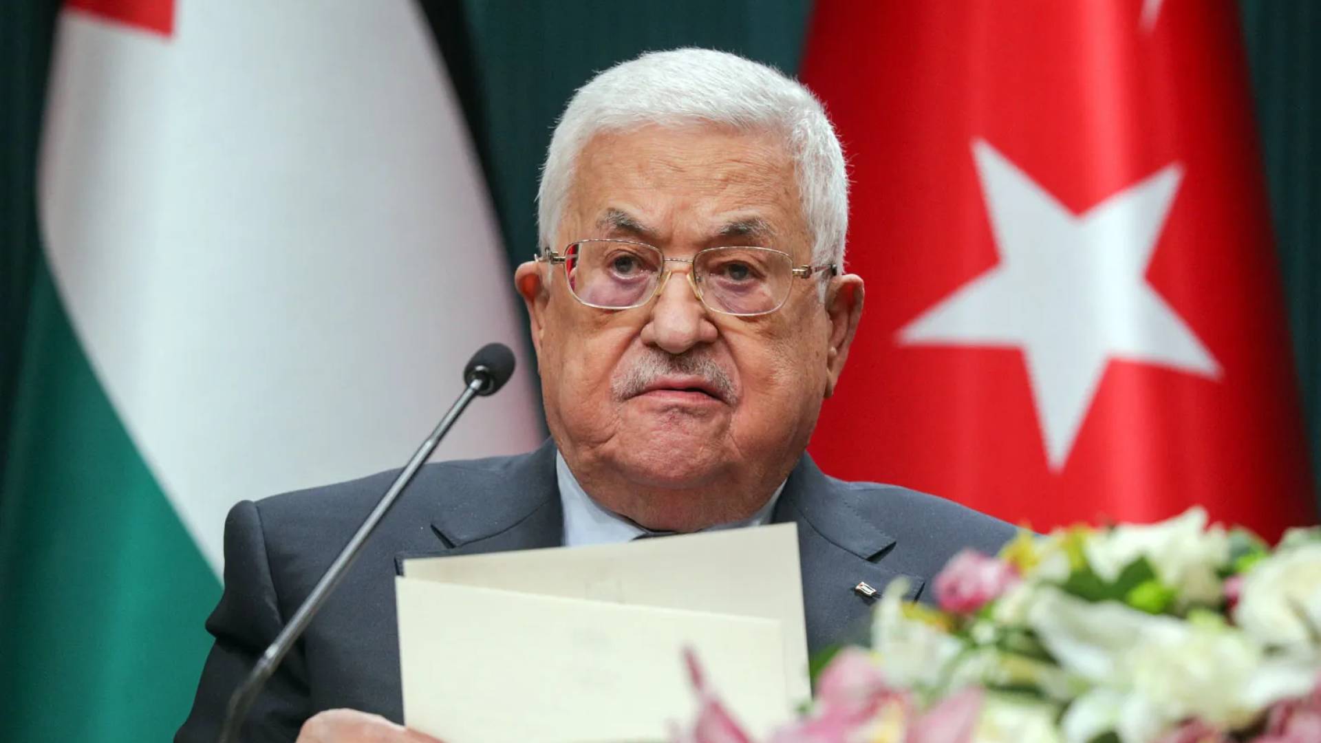 الرئيس الفلسطيني يتسلم وسام اتحاد الكتاب الأفارقة تقديرا لمساهماته الإبداعية والبحثية