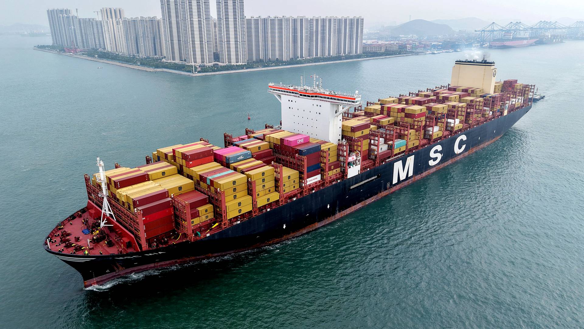 سفينة تجارية في البحر