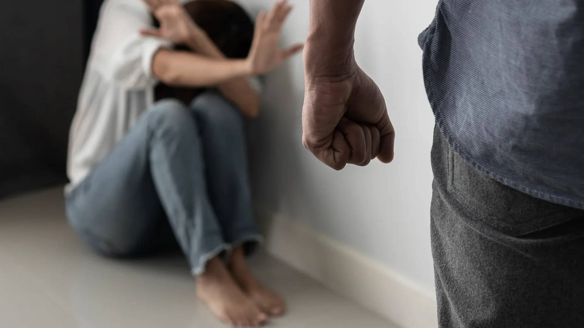 رجل يضرب زوجته.. تعبيرية