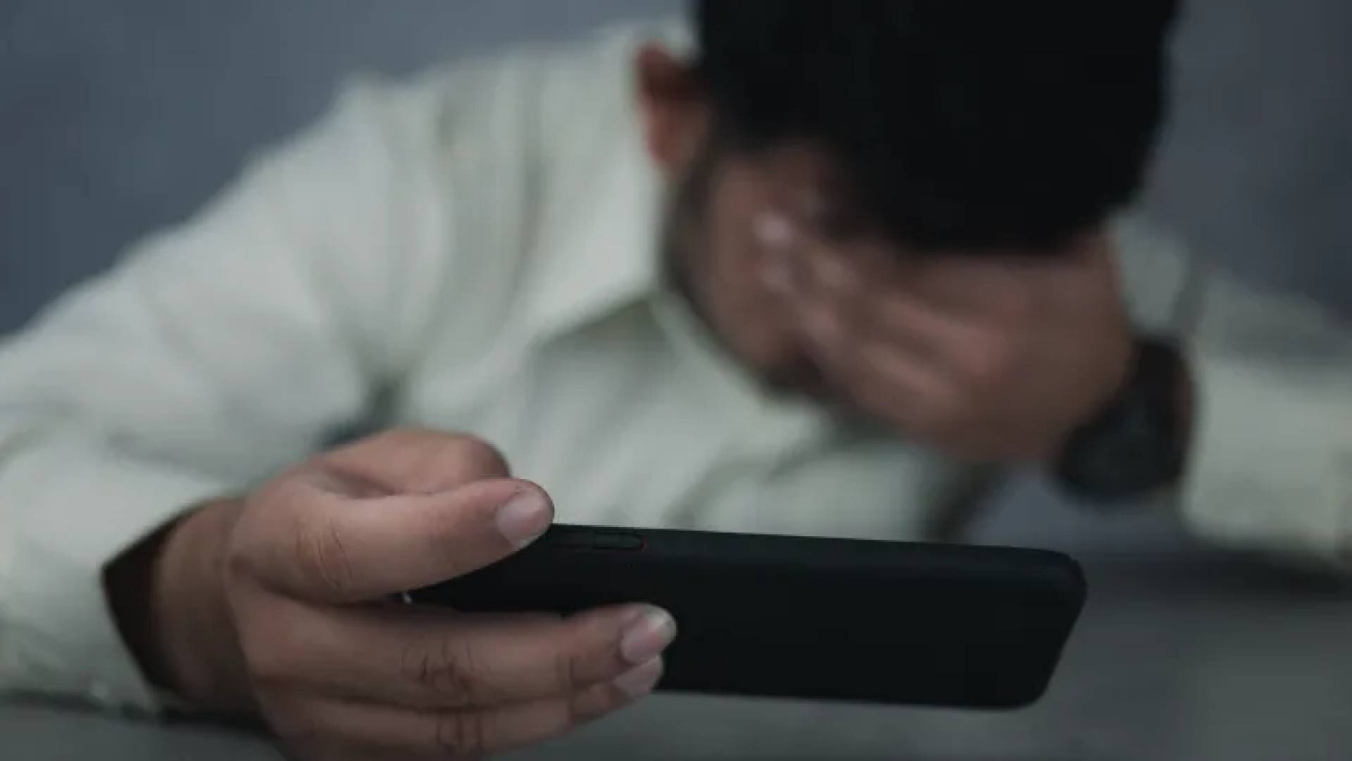 شاب يتعرض لابتزاز.. تعبيرية