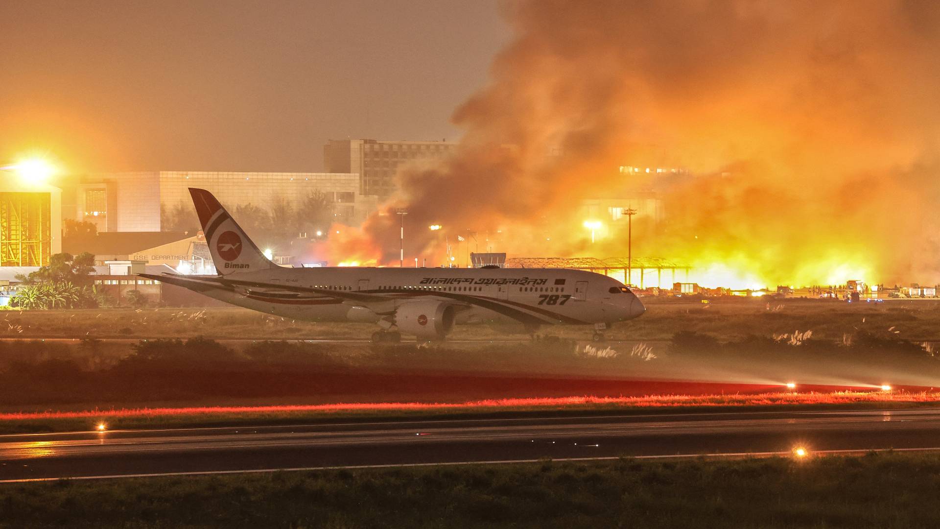 حريق كبير يضرب مطار دكا الرئيسي في بنغلاديش