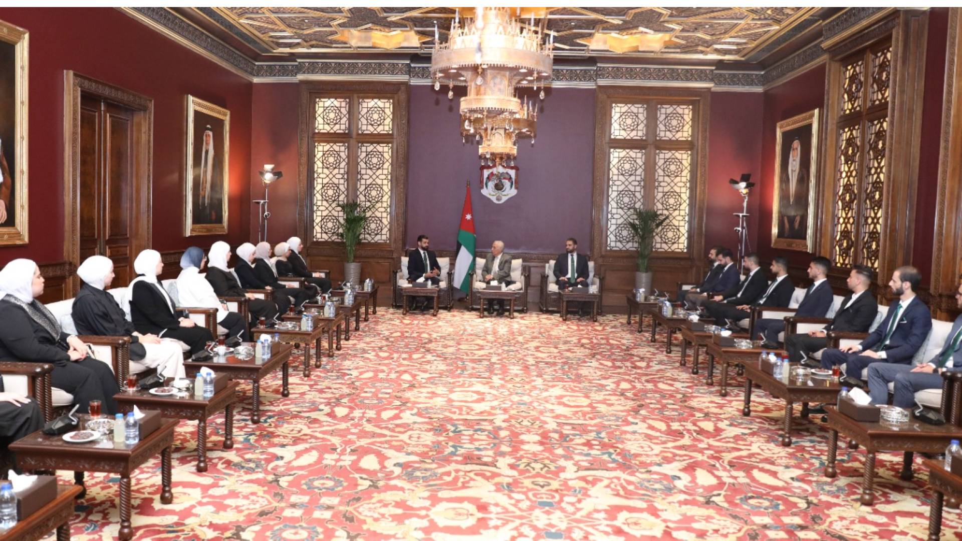 اللقاء الذي جمع رئيس الديوان الملكي الهاشمي، يوسف حسن العيسوي،  مع وفدا من فريق "إحنا بخير التطوعي"
