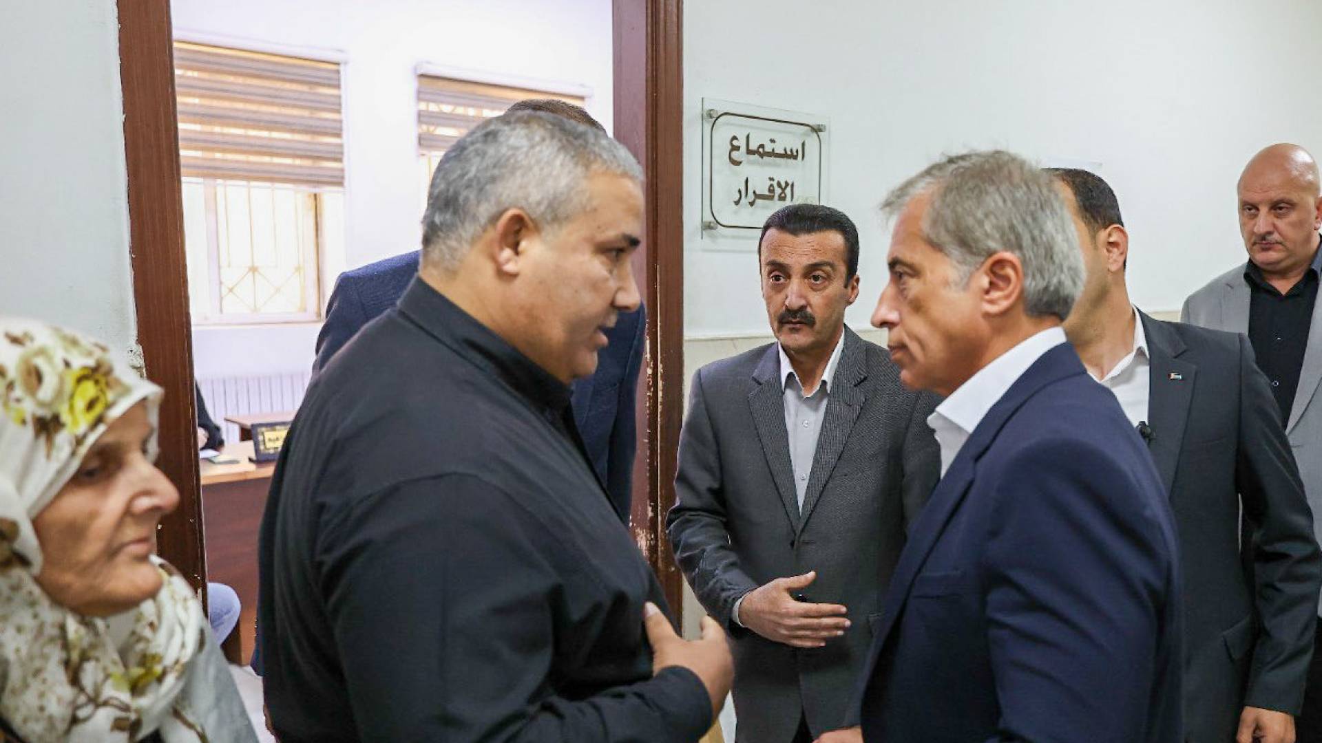 جولة تفقدية لرئيس الوزراء لمديرية تسجيل أراضي جنوب