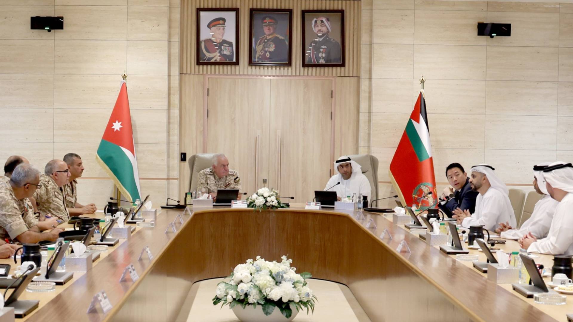 اللواء الركن يوسف أحمد الحنيطي، خلال استقباله وفدا إماراتيا برئاسة معالي رئيس دائرة الصحة في أبوظبي، منصور إبراهيم المنصوري