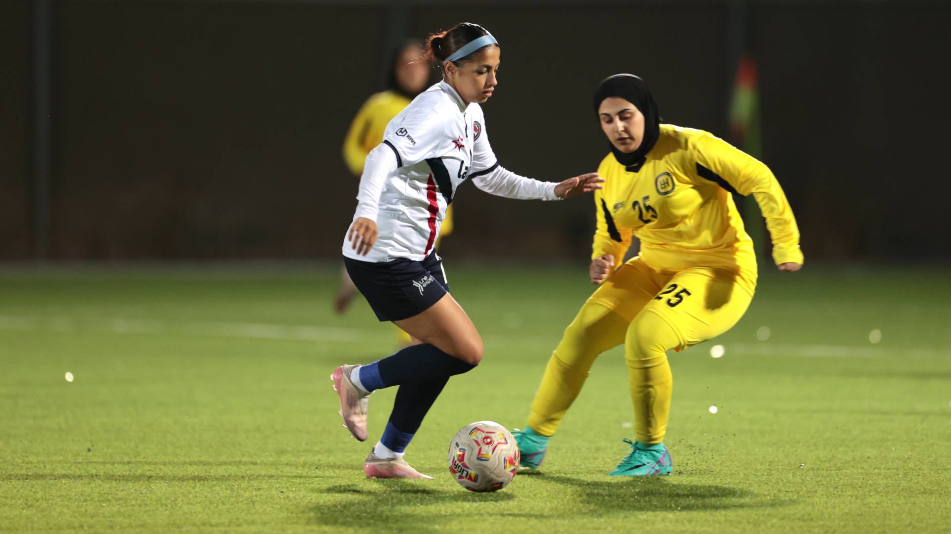 لاعبة الاتحاد تراوغ لاعبة الحسي