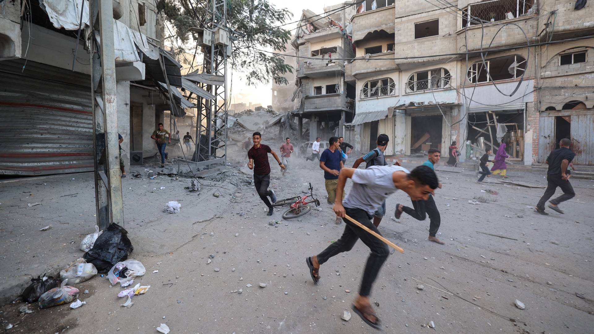 فلسطينيون يهربون من منطقة استهدفها جيش الاحتلال  بغارة جوية