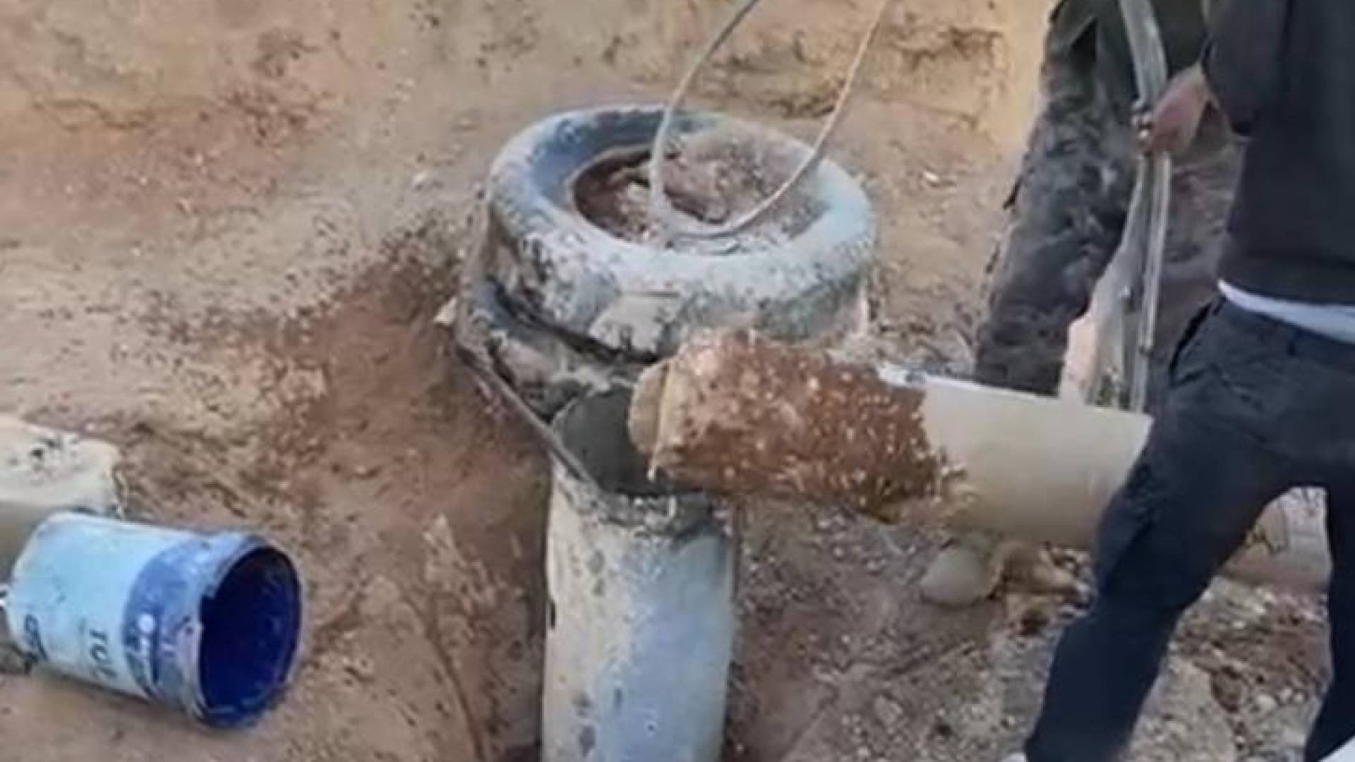 ضبط وردم بئر مخالف في الجفر وحجز حفارة من قبل سلطة المياه والأجهزة الأمنية