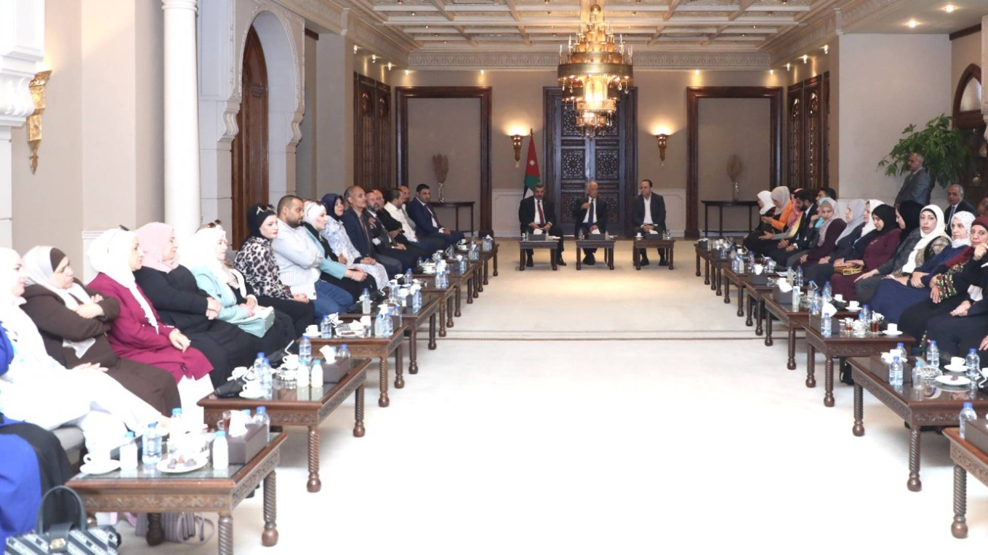 رئيس الديوان الملكي الهاشمي يوسف حسن العيسوي يلتقي لجنتي المرأة والشباب في الحزب الوطني الإسلامي