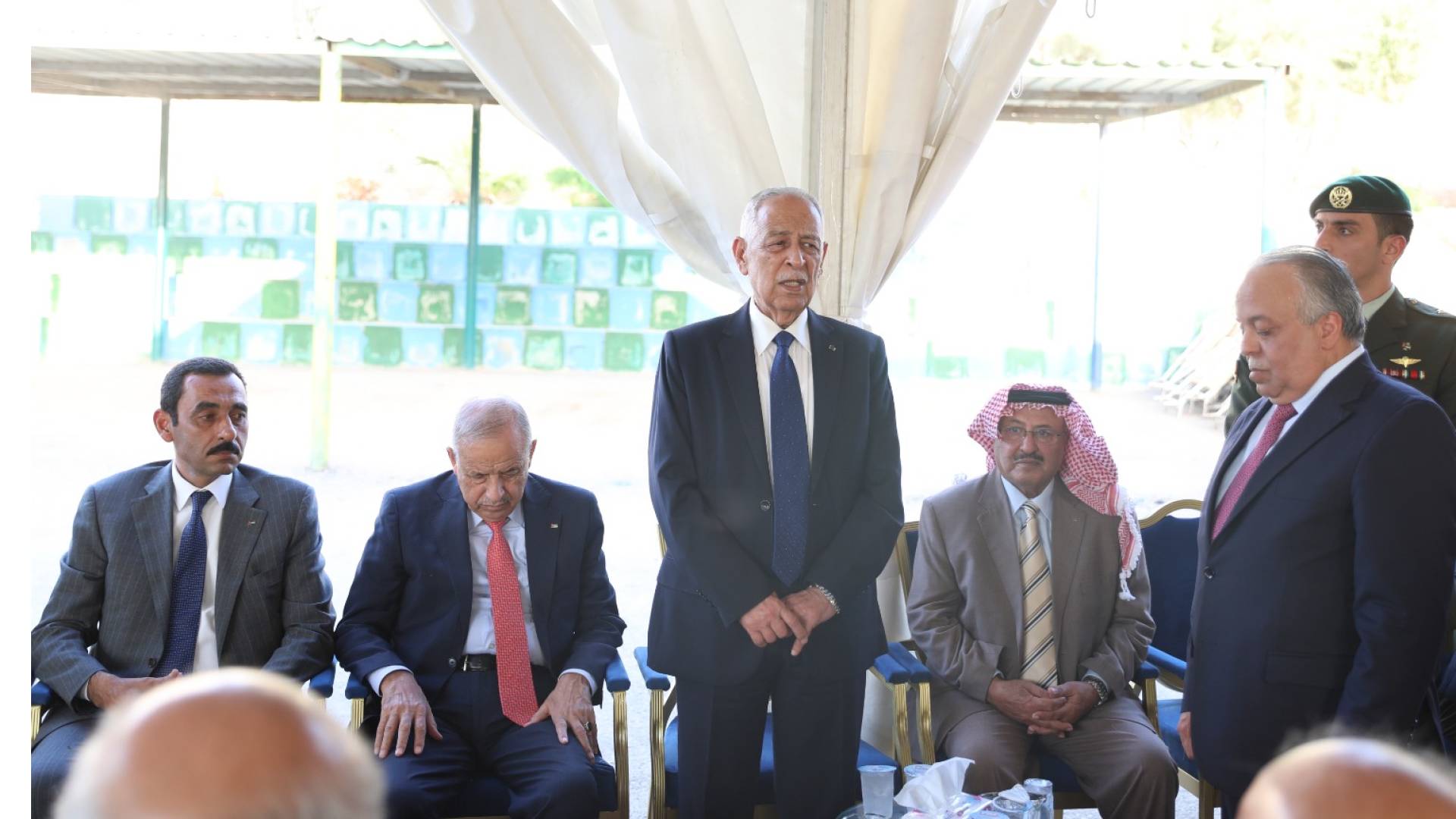 رئيس الديوان الملكي الهاشمي يوسف حسن العيسوي يقدم واجب العزاء إلى عشيرة الحوارات