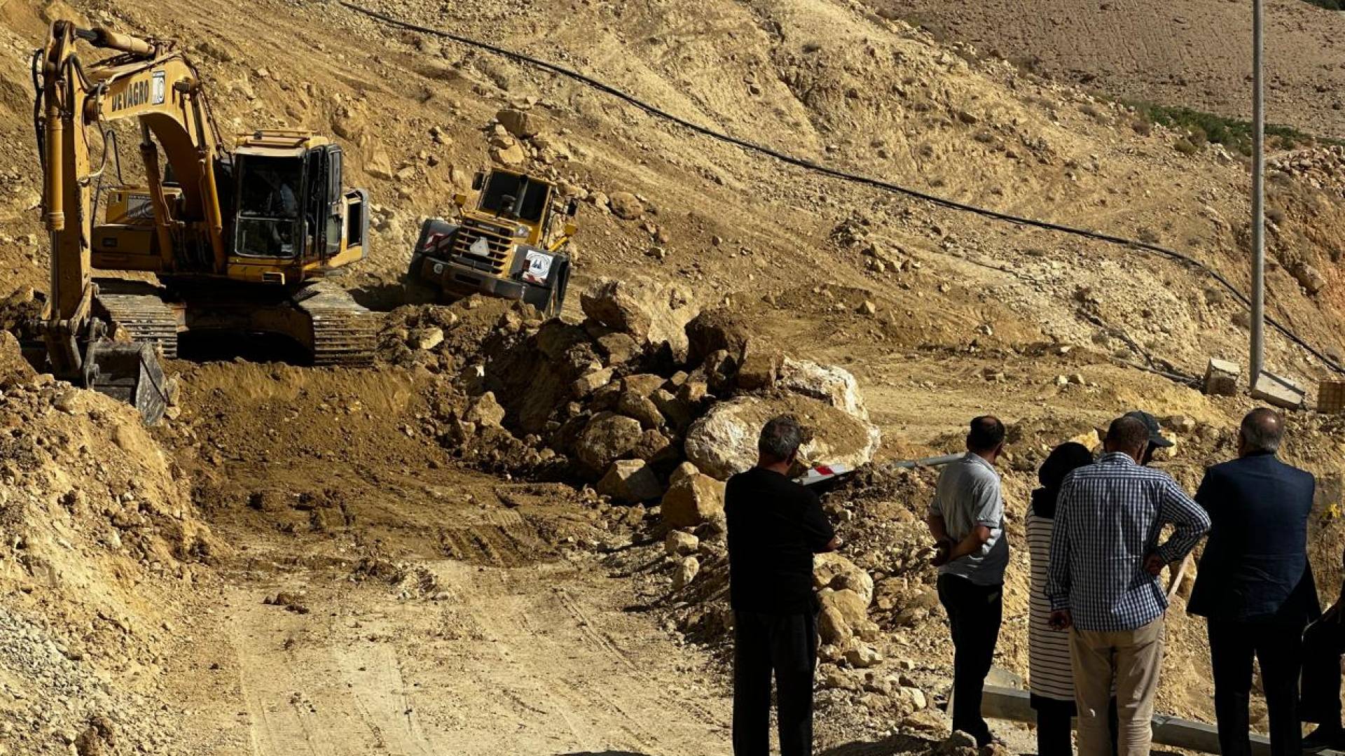 وزير الأشغال العامة والإسكان يتفقد موقع مشروع معالجة الانزلاق على طريق الموجب