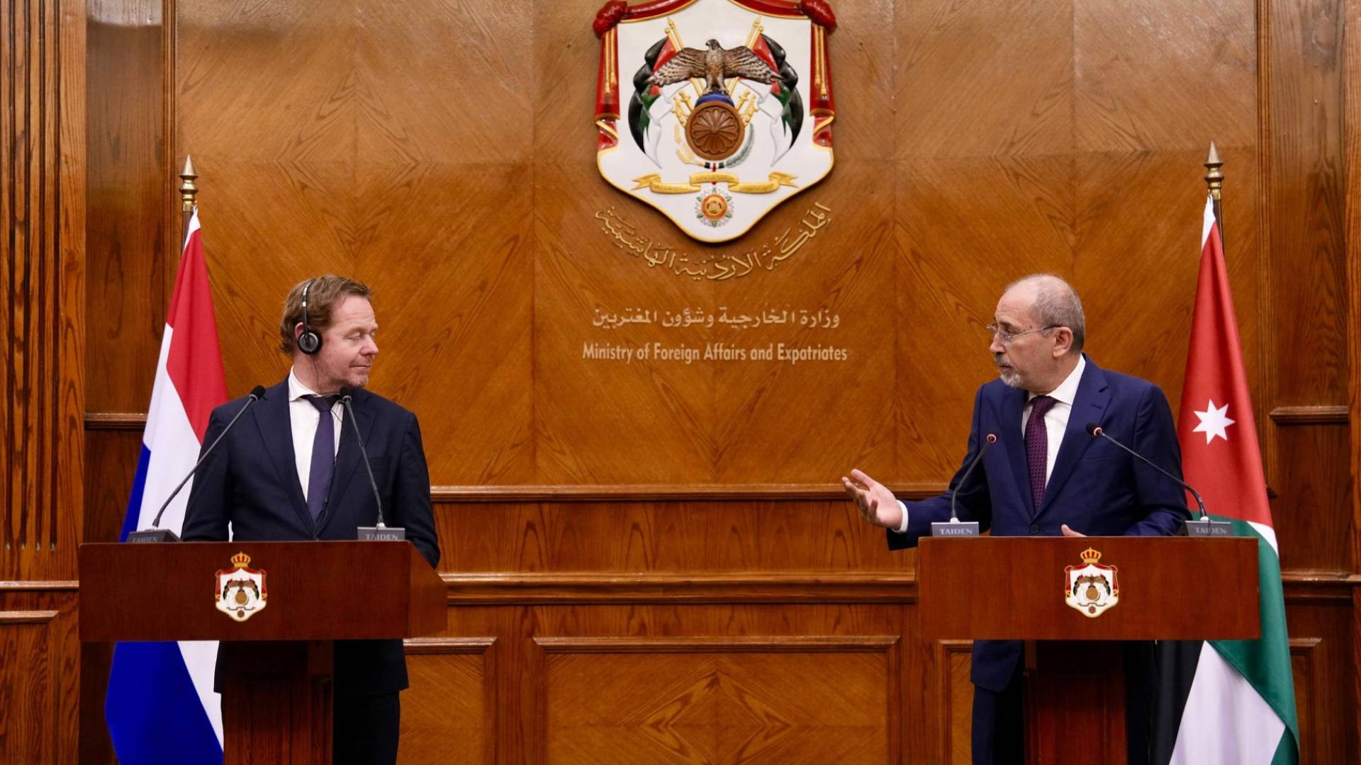 الصفدي ونظيره الهولندي يبحثان تعزيز الشراكة.. وهولندا تشيد بدور الأردن في إحلال السلام