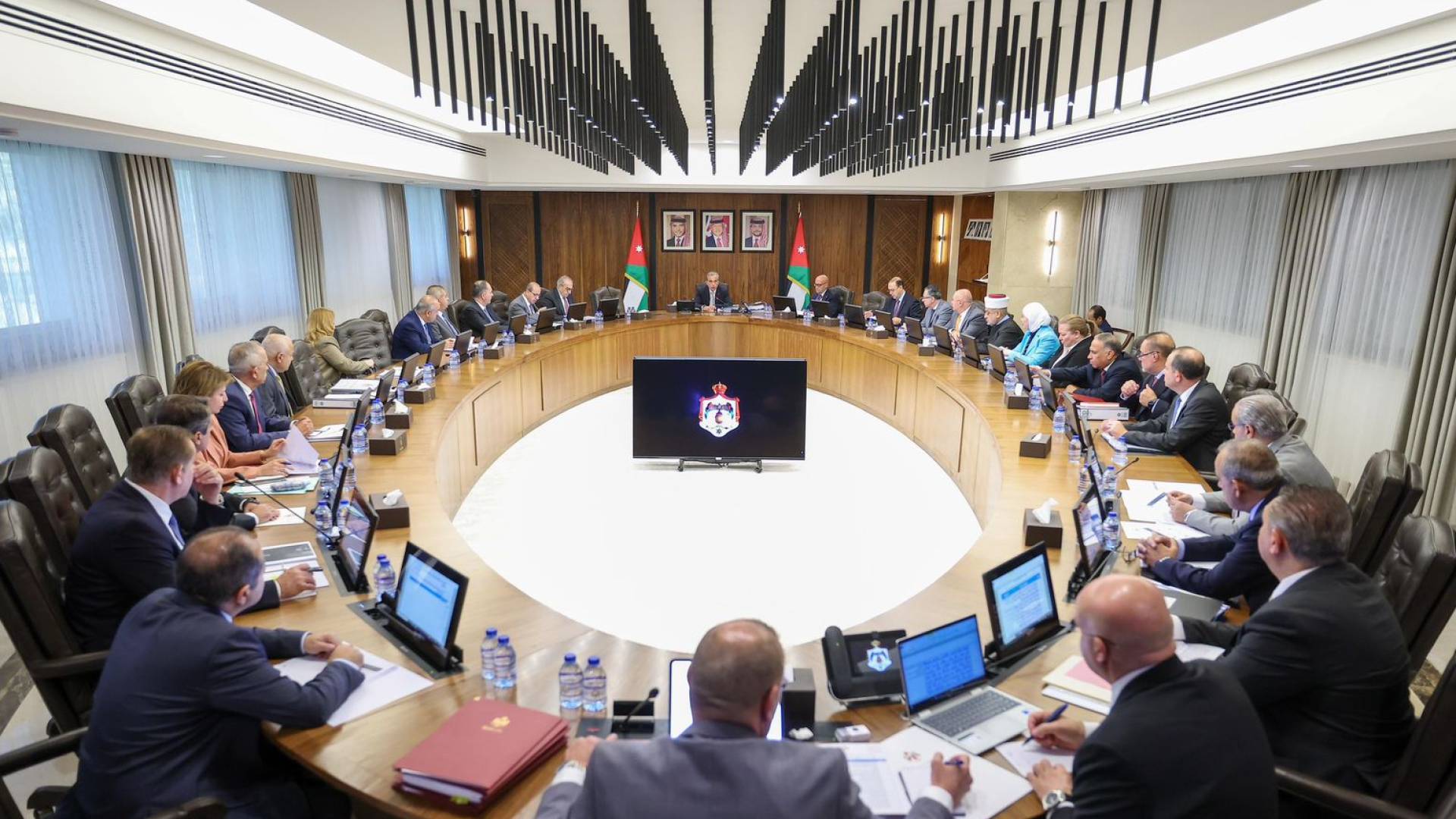 مجلس الوزراء تصدر سلسلة قرارات مهمة للأردنيين