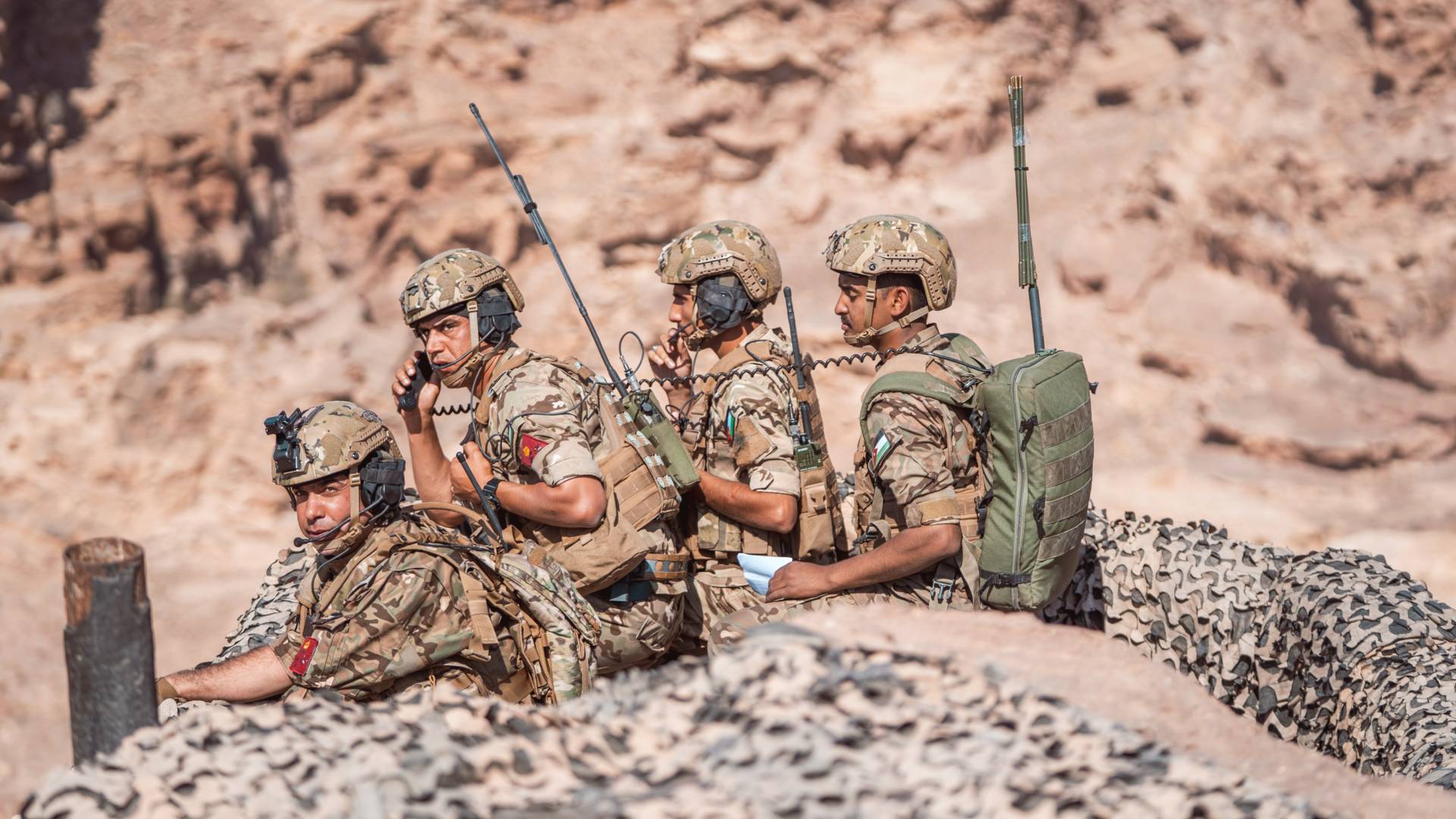 سمو ولي العهد خلال  متابعته التمرين التعبوي (مغوار الجبل)