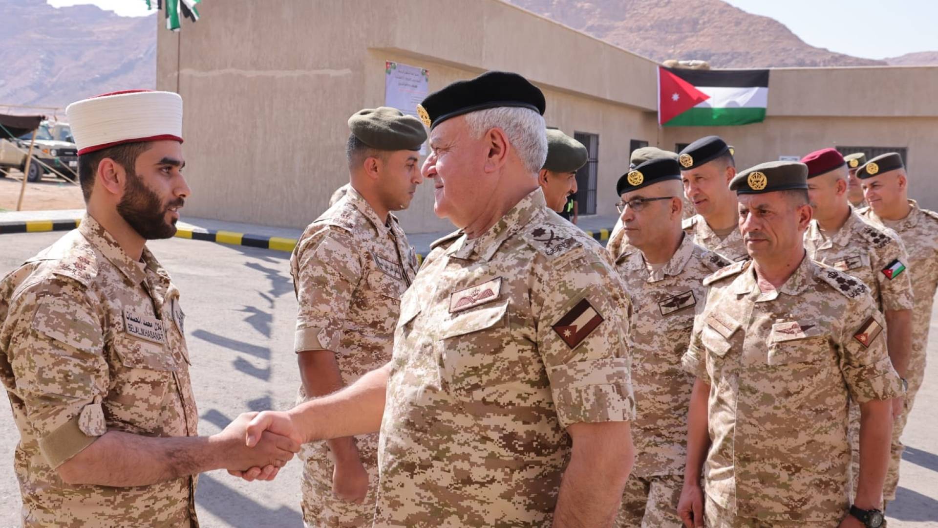 اللواء الركن الحنيطي يتفقد كتيبة حرس الحدود/2 الملكية ويطلع على الجاهزية القتالية