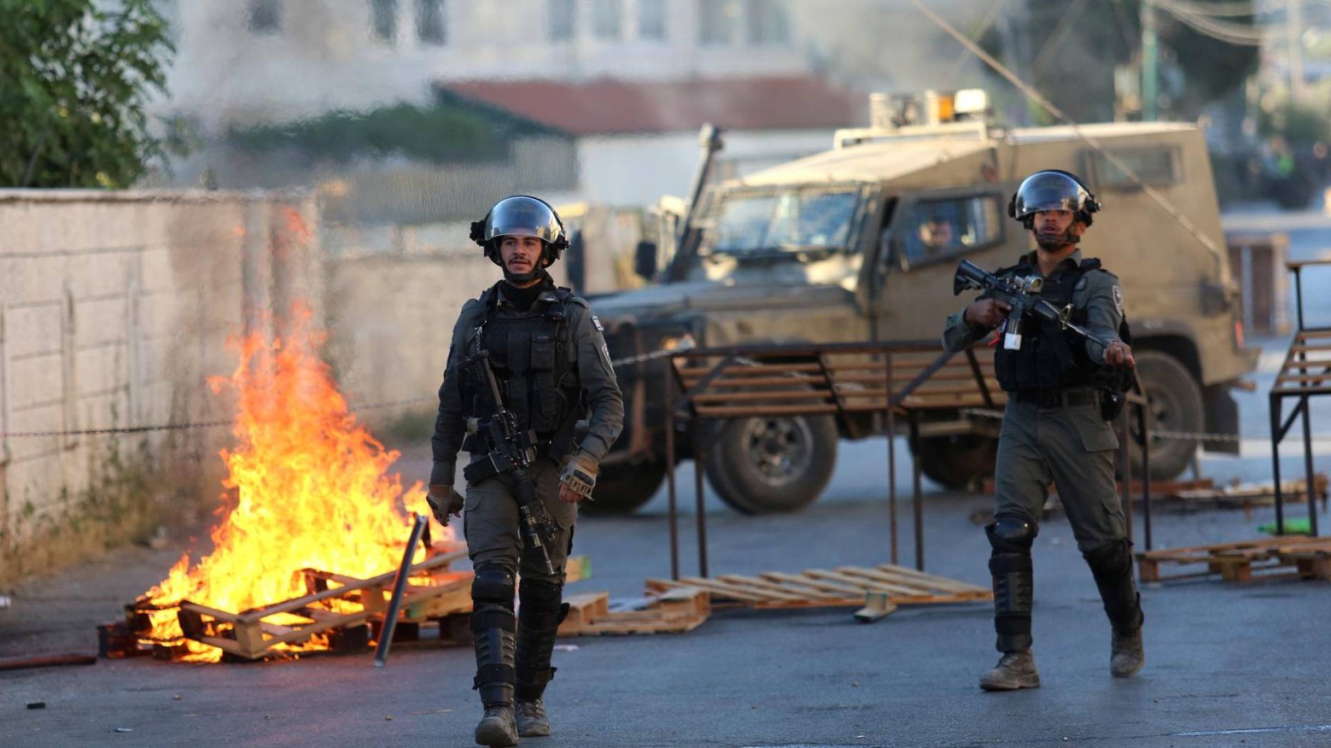 إصابة شاب فلسطيني باقتحام قوات الاحتلال رأس العين بنابلس - فيديو