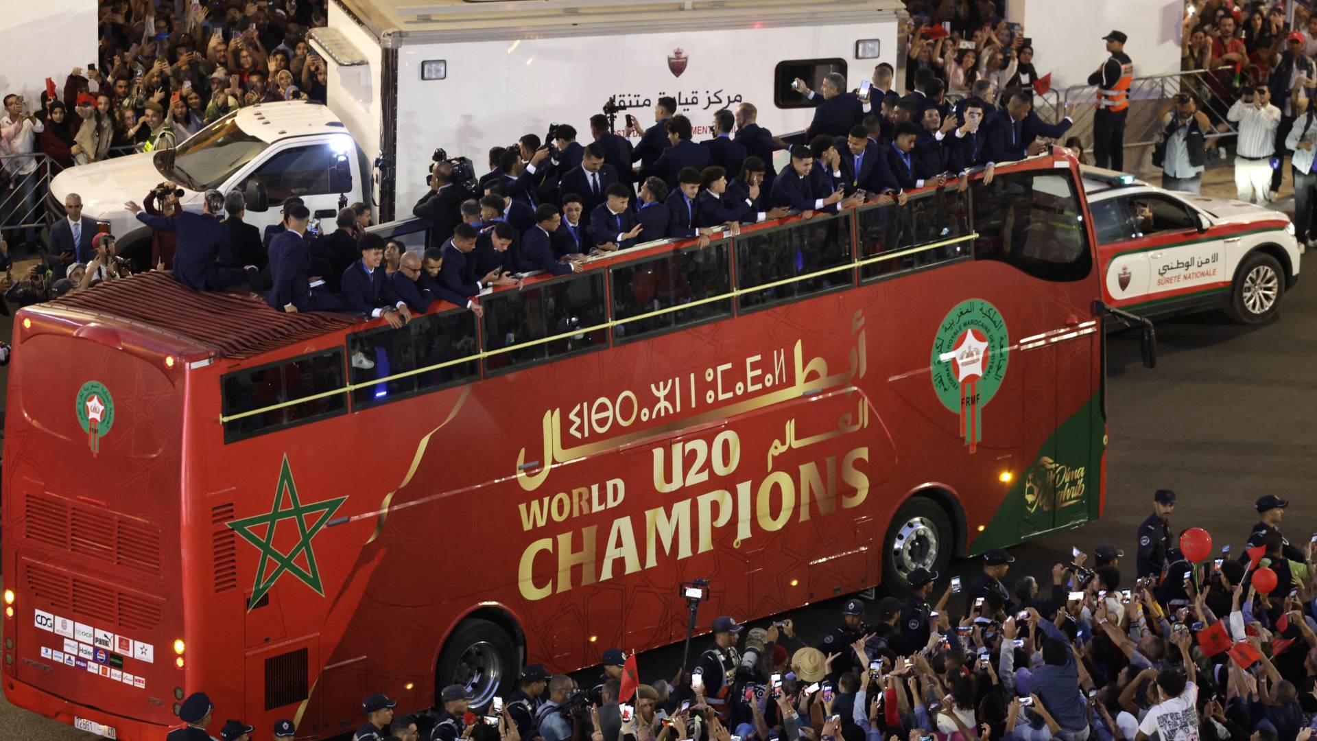 حافلة مكشوفة تقل أبطال "أسود الأطلس" شوارع المدينة