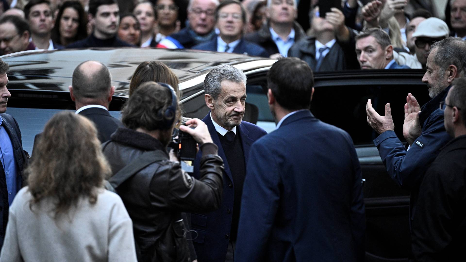 تهديدات بالقتل تستهدف ساركوزي داخل سجنه في باريس