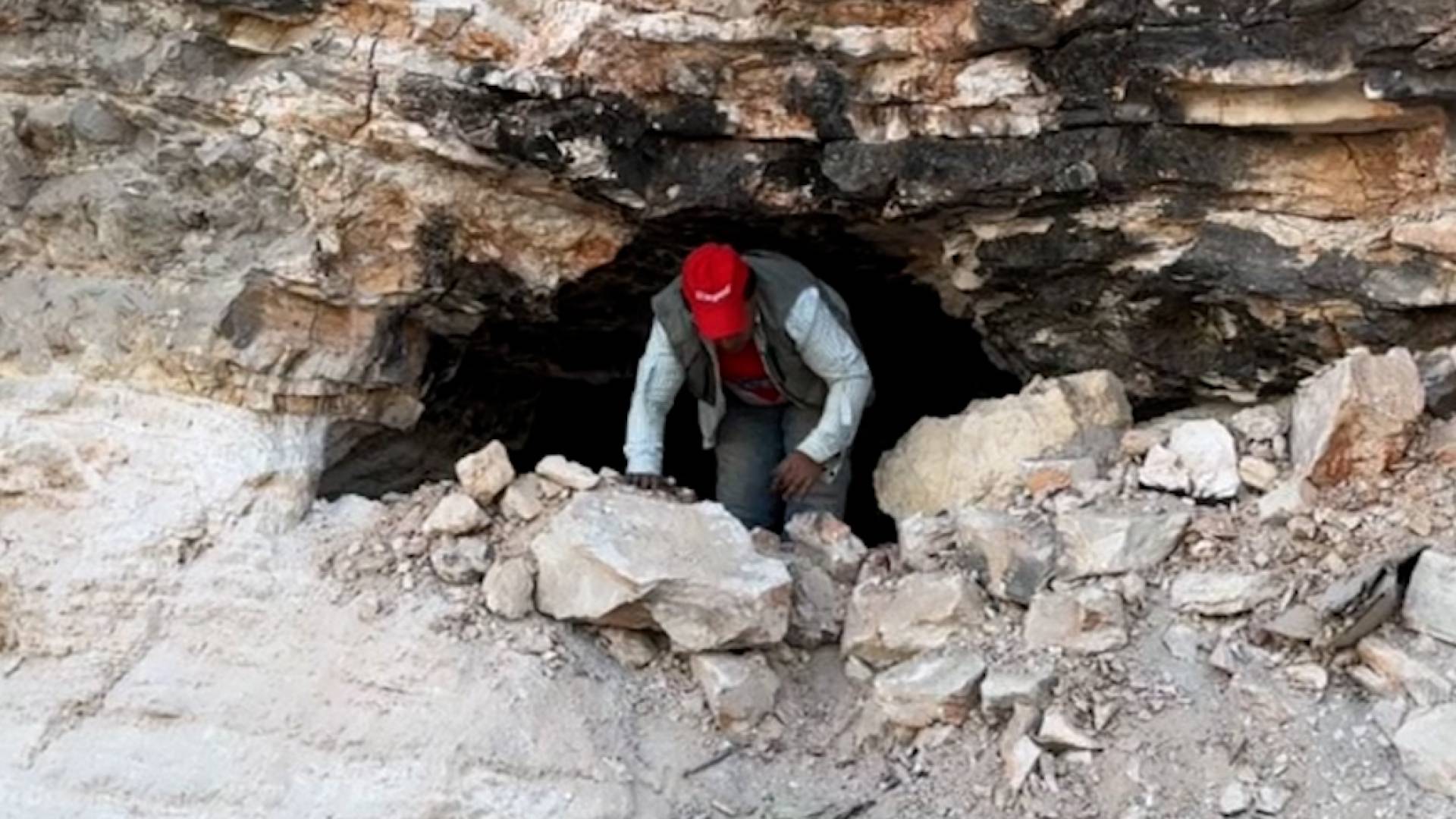 الشاب الذي يتخذ من مغارة قرب وسط البلد مأوى له