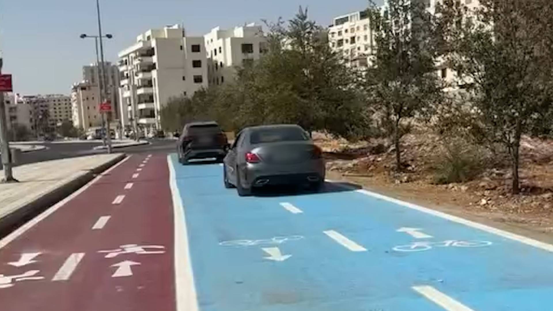 مركبتان تسيران بشكل مخالف للقانون، على ممشى شارع الستين