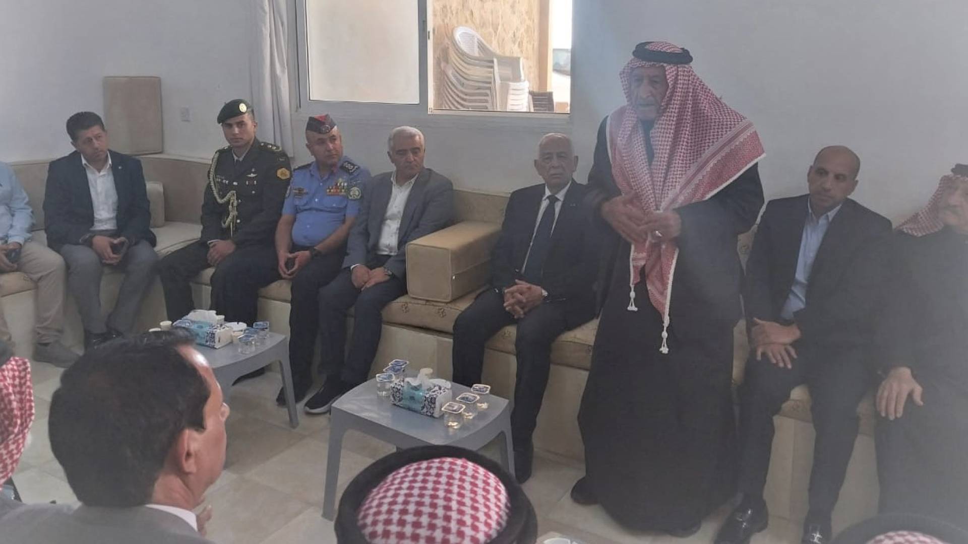 رئيس الديوان الملكي الهاشمي يوسف العيسوي، يقدم واجب العزاء إلى عشيرة السعيدات