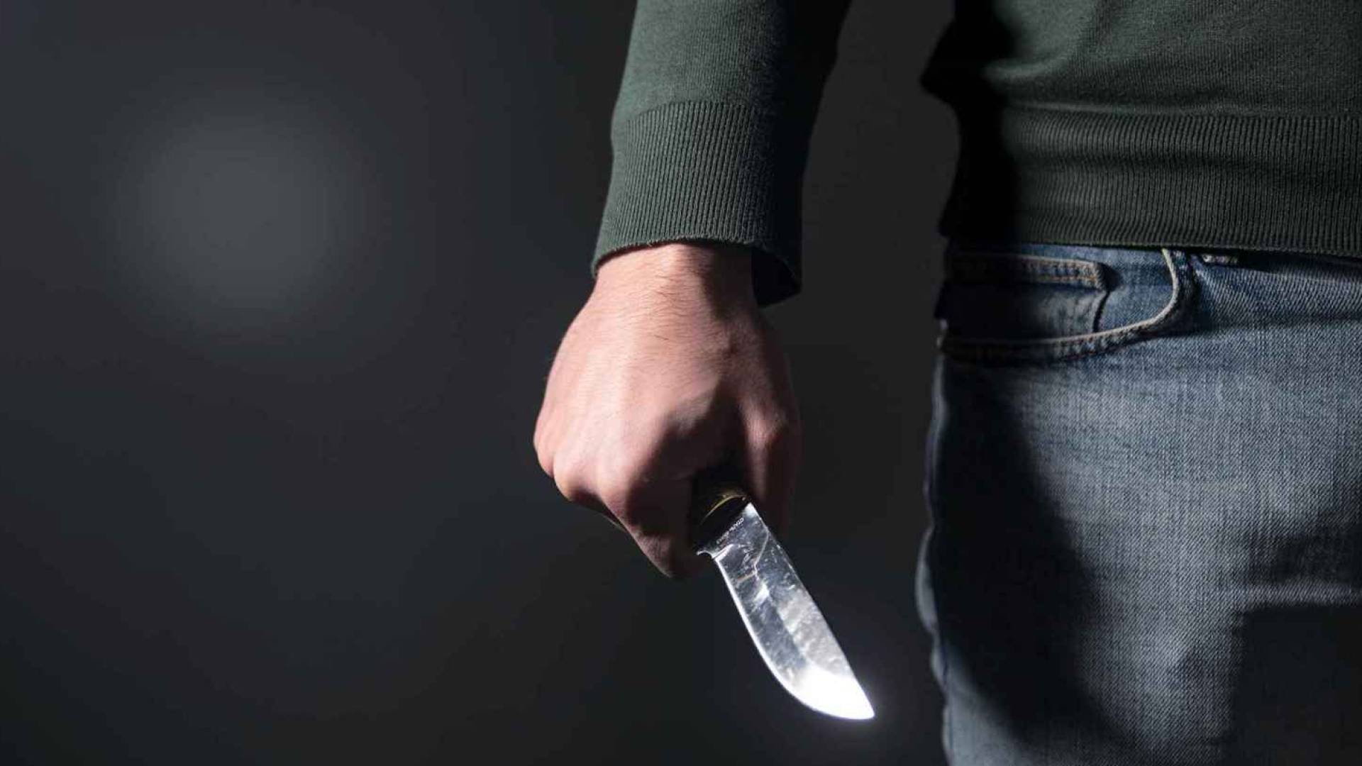 جريمة مروعة في مصر.. زوج ينهي حياة زوجته طعنا أمام المارة في الشارع