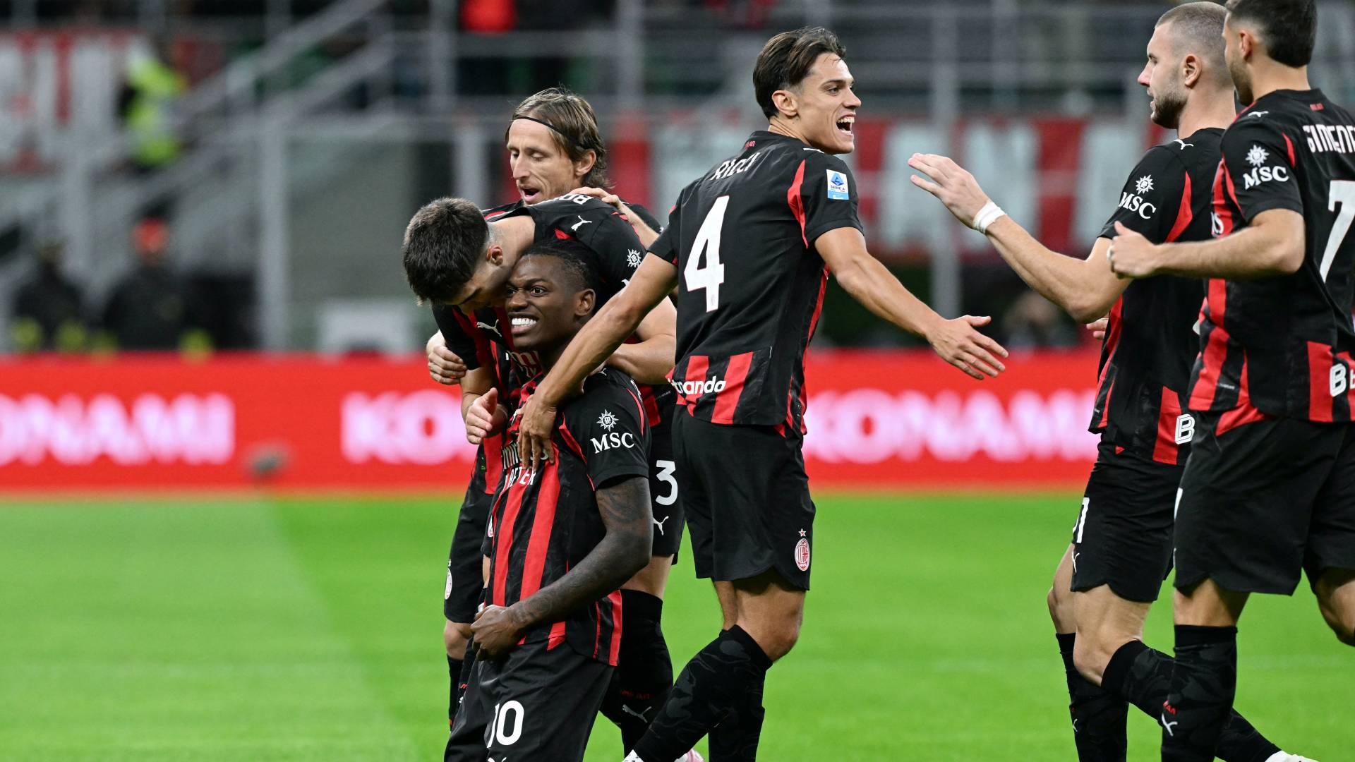 احتفال لاعبي ميلان بهدف لياو