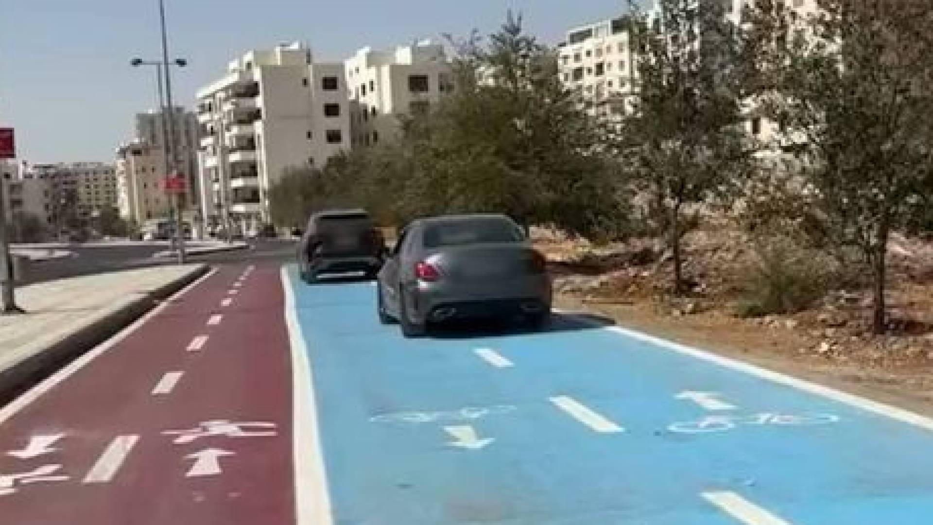 شاهد مركبات تقتحم مسار المشاة والدراجات في زهران مجددا ومطالبات بحواجز رادعة