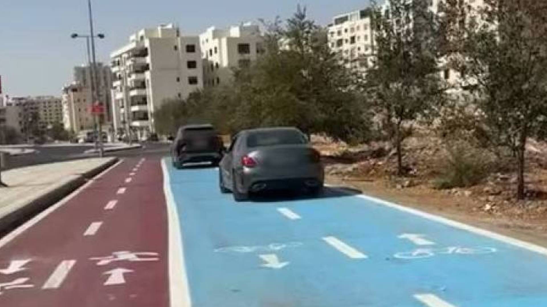 قيادة السيارات بتهور على ممشى زهران في عمان