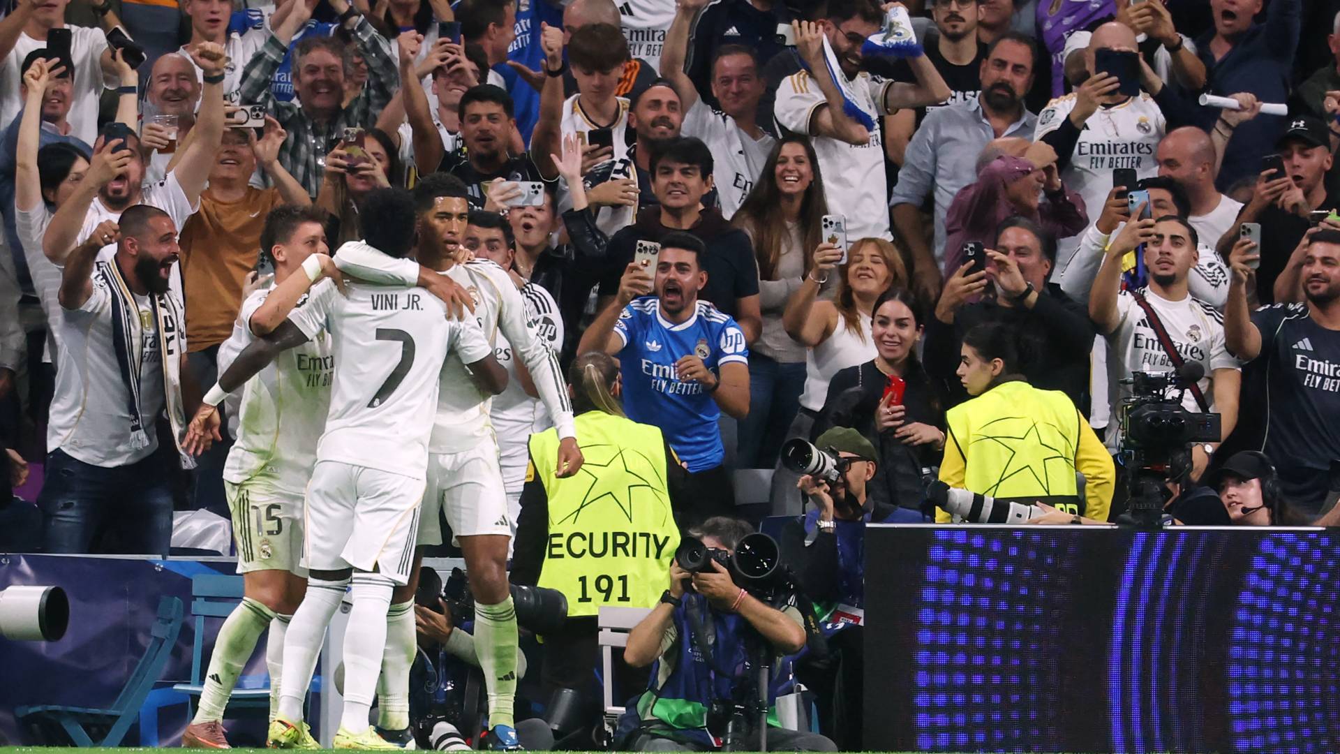 لاعبو ريال مدريد يحتفلون بهدف سابق