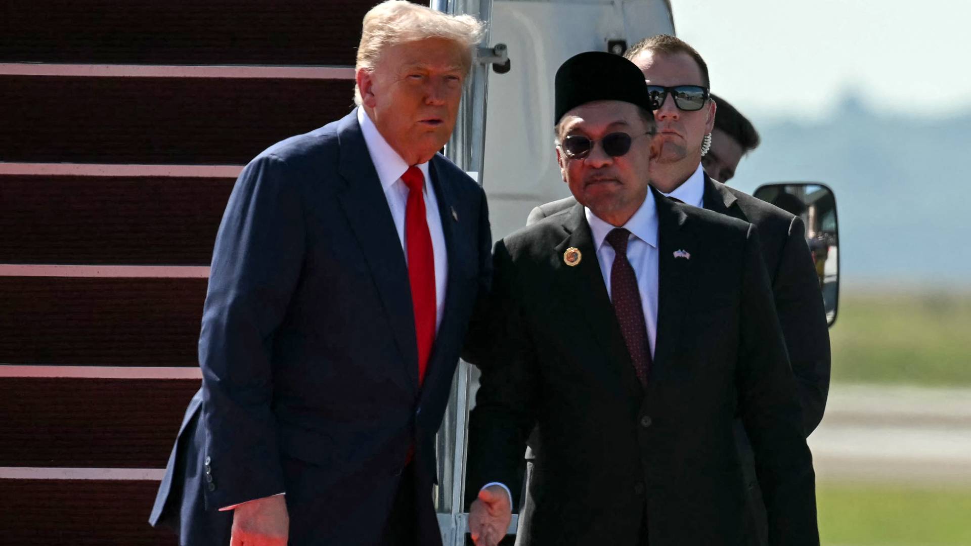 ترمب يصل ماليزيا.. المحطة الأولى ضمن جولة آسيوية واسعة (فيديو)