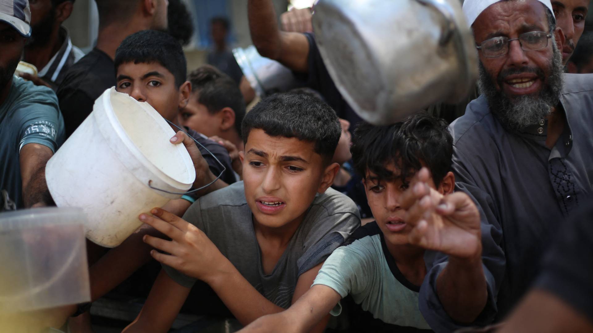 اطفال في غزة يحاولن الحصول على طعام من احدى التكايا.. ارشيفية