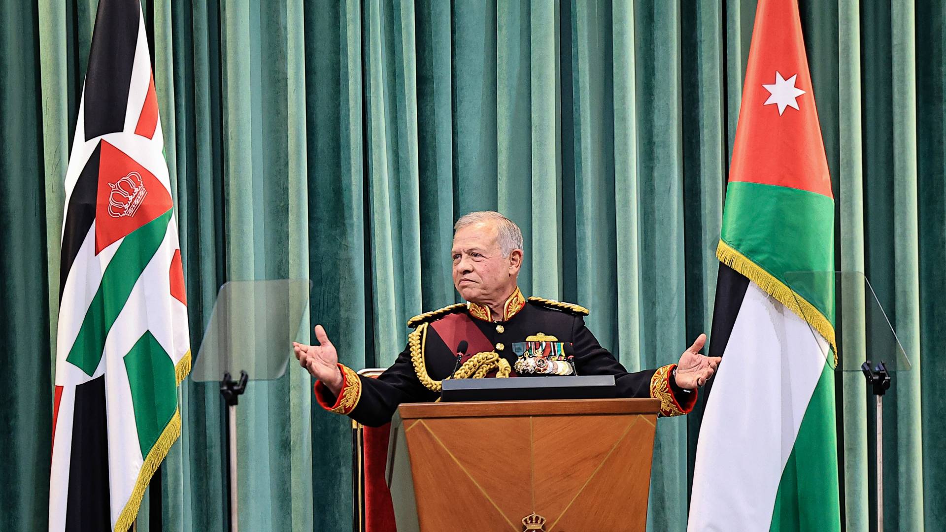 الملك: يتساءل بعضكم كيف يشعر الملك؟ أيقلق الملك؟ نعم يقلق لكن لا يخاف إلا الله