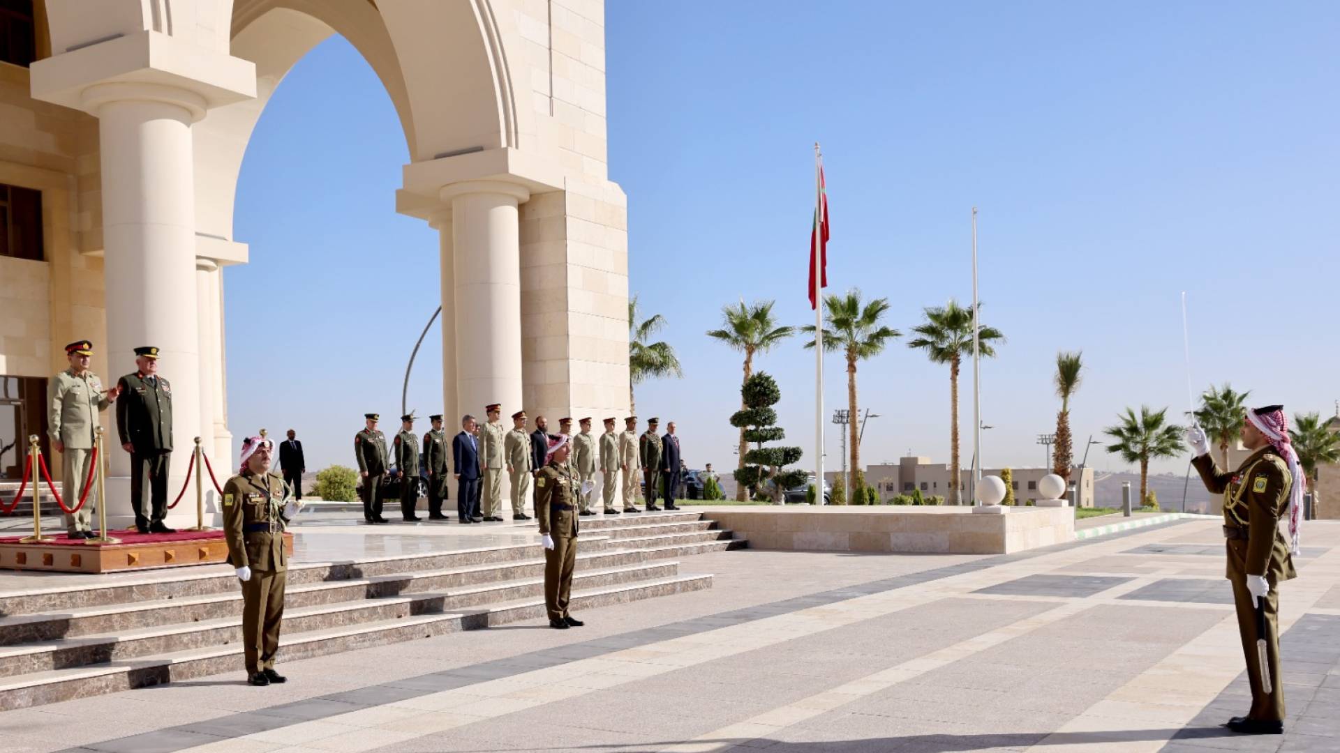 لقاء  اللواء الركن الحنيطي مع رئيس أركان القوات البرية الباكستانية