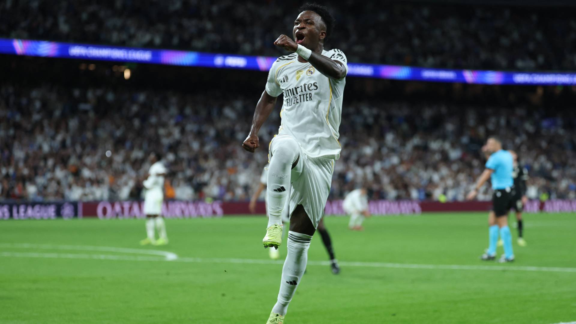 فينيسيوس يحتفل بهدف سابق