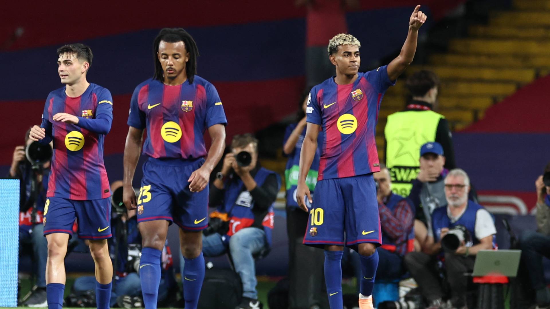 نجم برشلونة الشاب لامين يامال يحتفل بهدف سابق